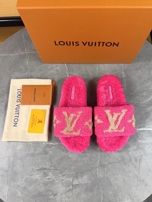 LV高仿女款毛毛拖鞋亮粉色Logo潮流醒目款