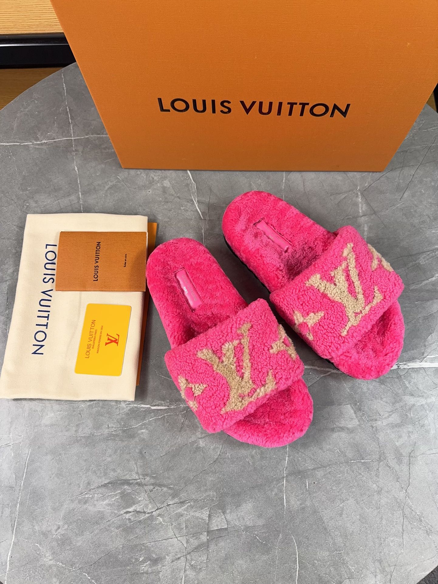LV高仿女款毛毛拖鞋亮粉色Logo潮流醒目款｜歐美奢侈品精品推薦
