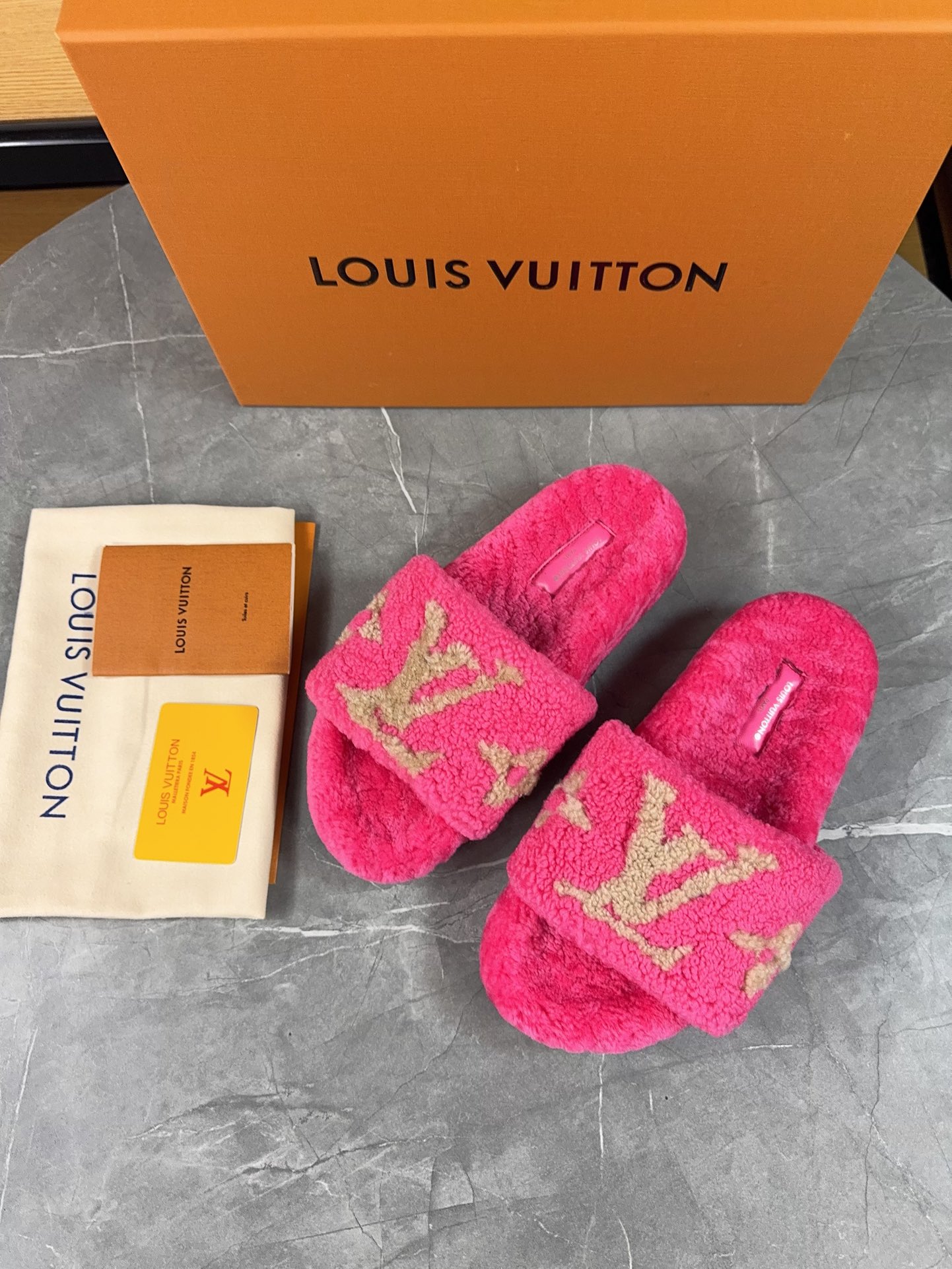 LV高仿女款毛毛拖鞋亮粉色Logo潮流醒目款｜歐美奢侈品精品推薦