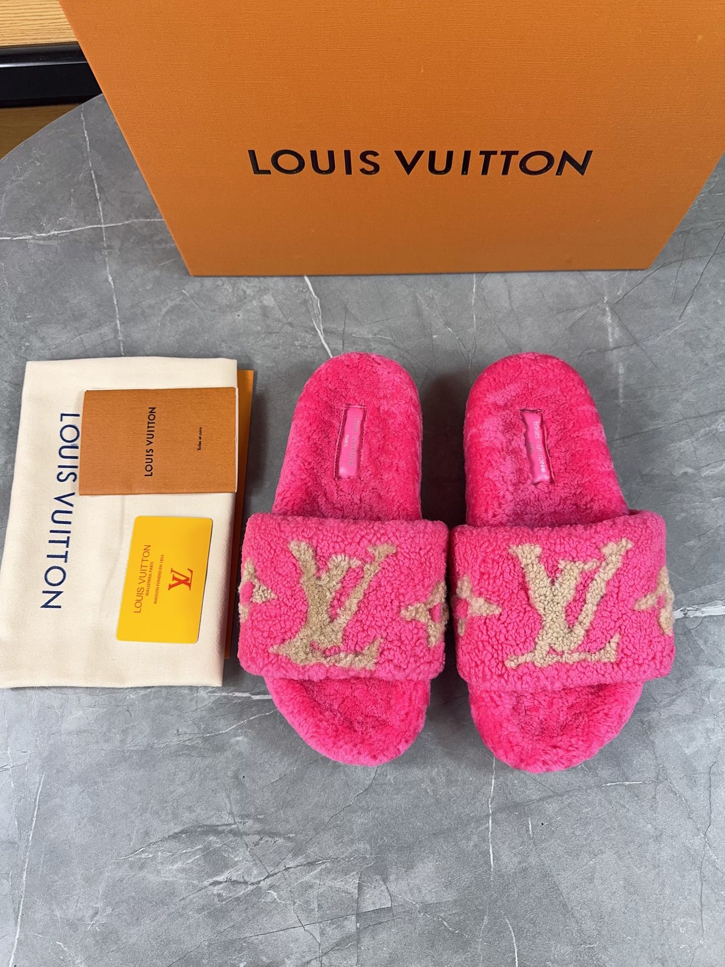 LV高仿女款毛毛拖鞋亮粉色Logo潮流醒目款｜歐美奢侈品精品推薦