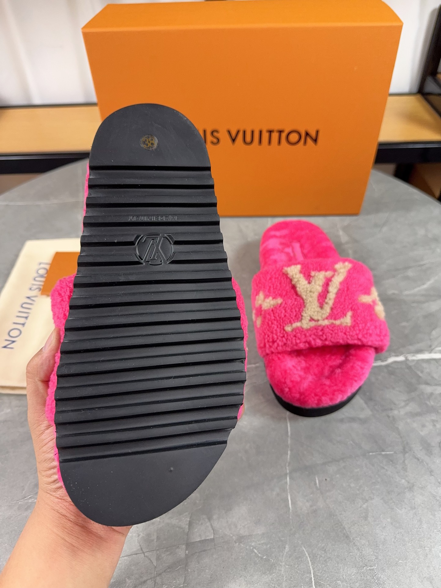 LV高仿女款毛毛拖鞋亮粉色Logo潮流醒目款｜歐美奢侈品精品推薦