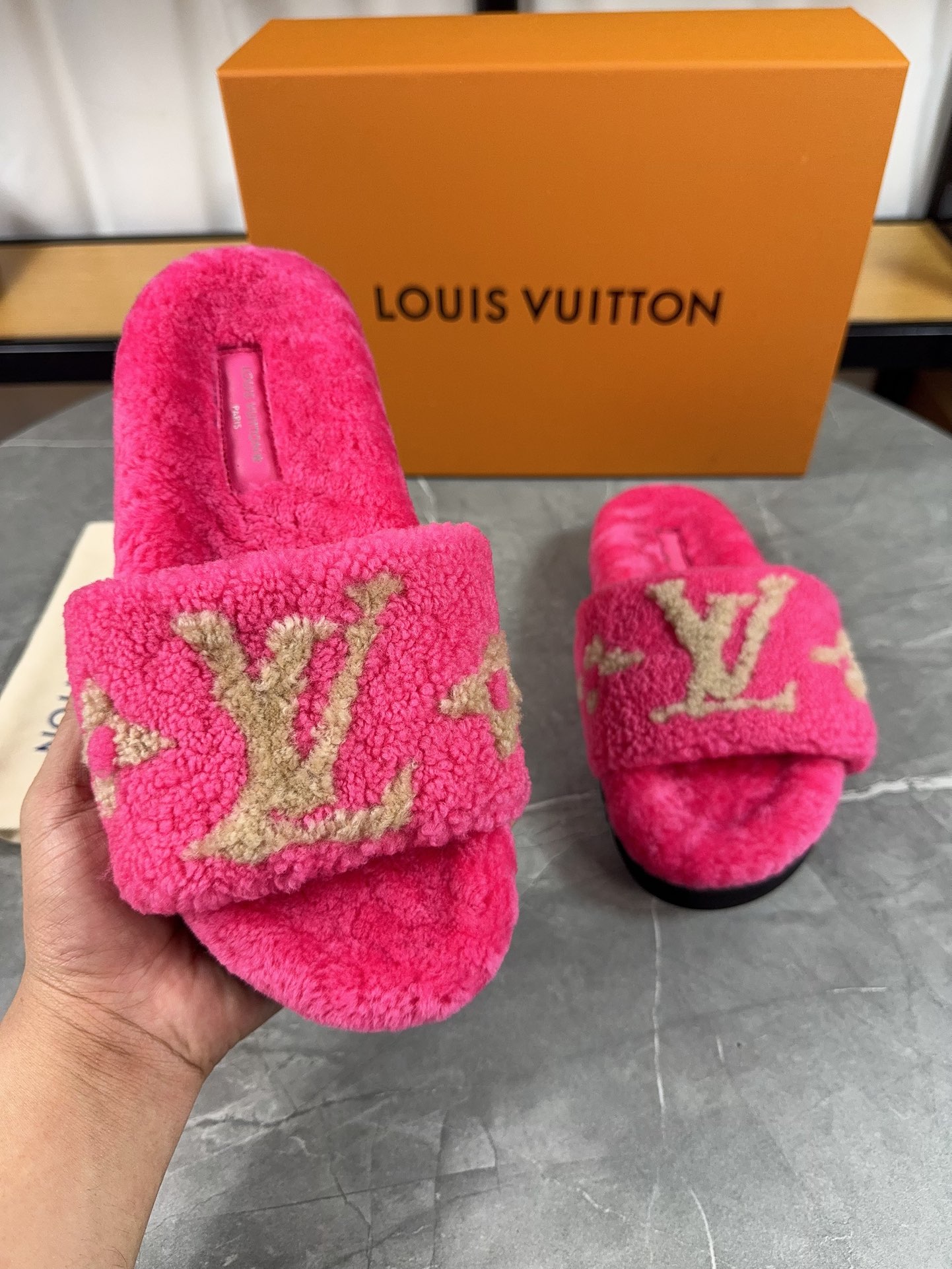 LV高仿女款毛毛拖鞋亮粉色Logo潮流醒目款｜歐美奢侈品精品推薦