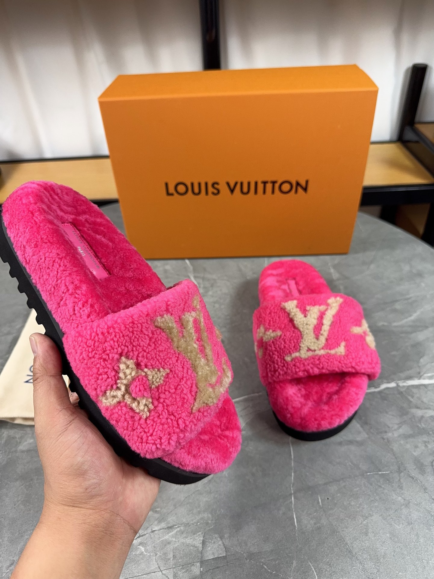 LV高仿女款毛毛拖鞋亮粉色Logo潮流醒目款｜歐美奢侈品精品推薦