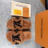 LV一比一女款毛毛拖鞋焦糖色Logo舒適耐穿｜歐美奢侈品精品推薦