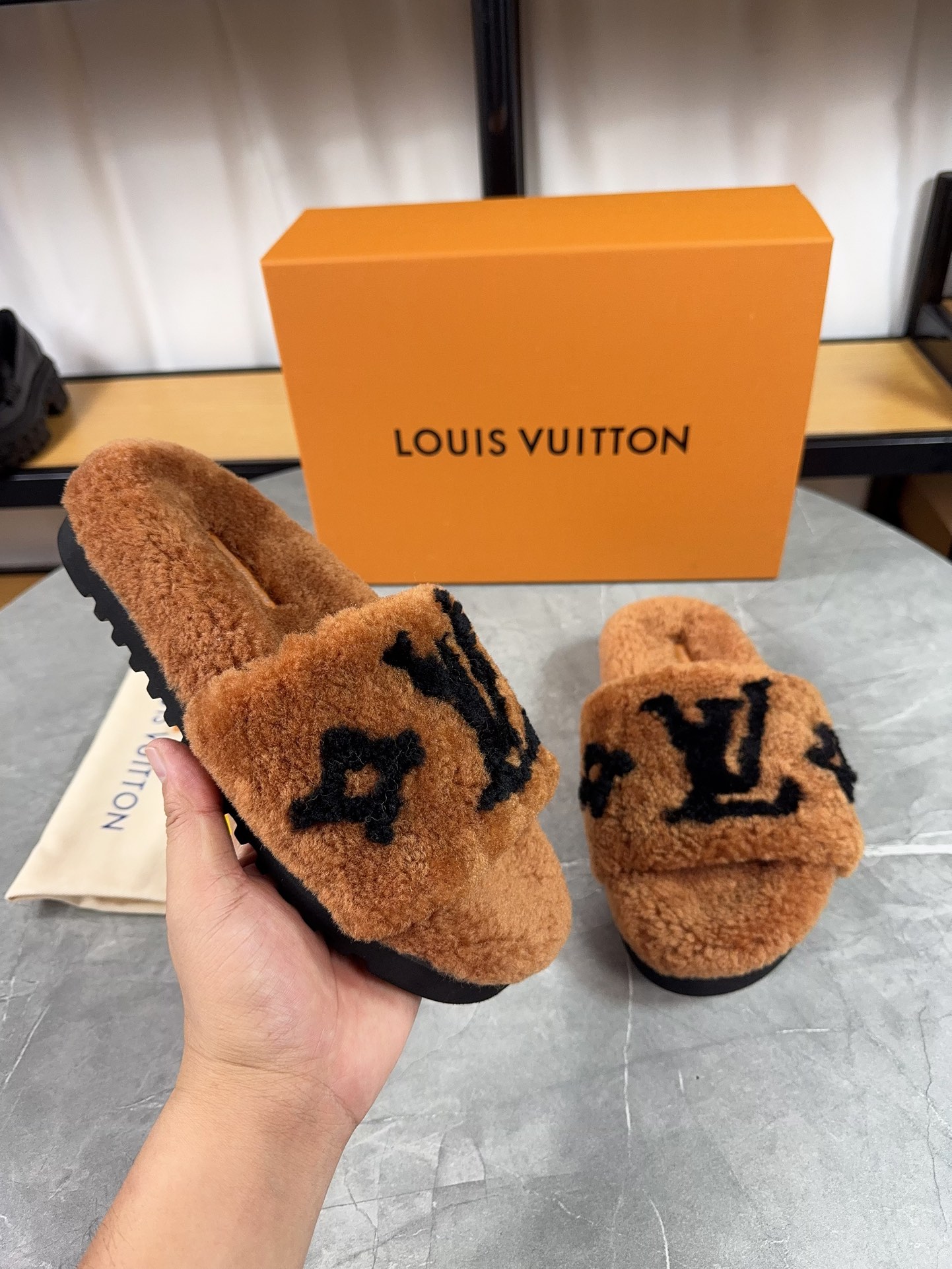 LV一比一女款毛毛拖鞋焦糖色Logo舒適耐穿｜歐美奢侈品精品推薦
