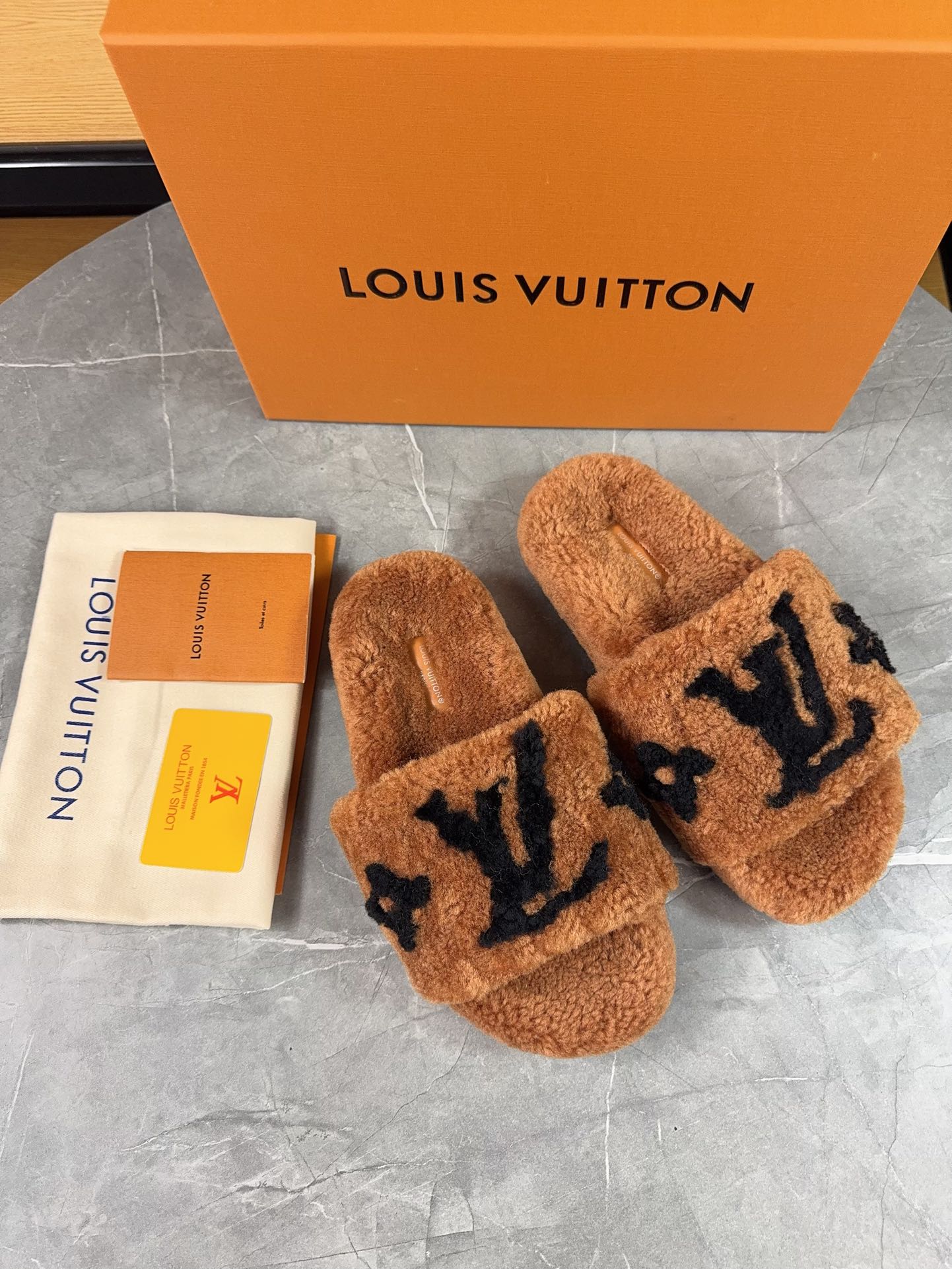 LV一比一女款毛毛拖鞋焦糖色Logo舒適耐穿｜歐美奢侈品精品推薦