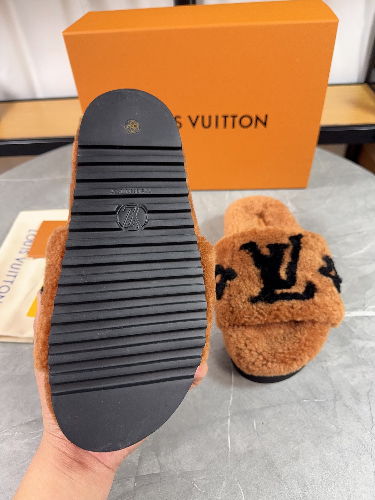 LV一比一女款毛毛拖鞋焦糖色Logo舒適耐穿｜歐美奢侈品精品推薦