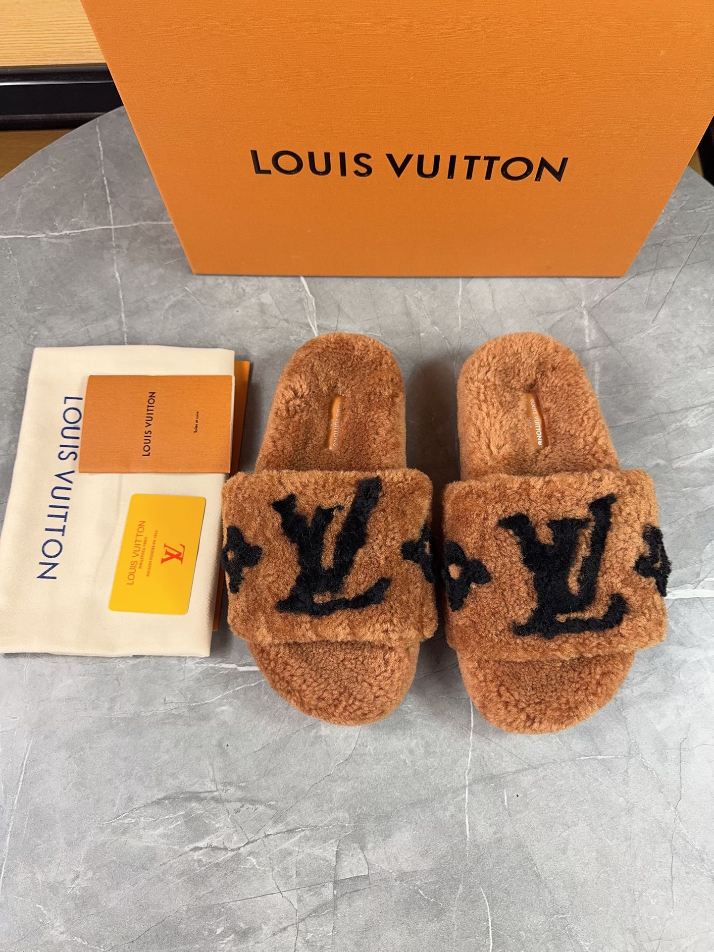 LV一比一女款毛毛拖鞋焦糖色Logo舒適耐穿｜歐美奢侈品精品推薦