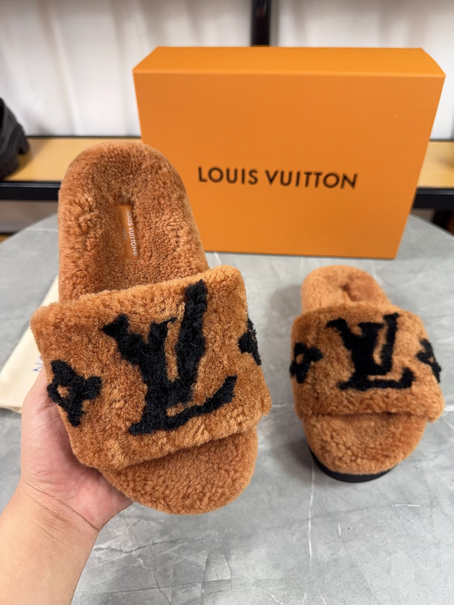 LV一比一女款毛毛拖鞋焦糖色Logo舒適耐穿｜歐美奢侈品精品推薦