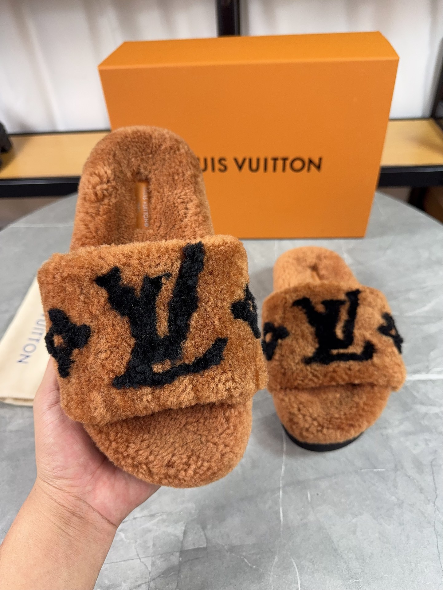 LV一比一女款毛毛拖鞋焦糖色Logo舒適耐穿｜歐美奢侈品精品推薦