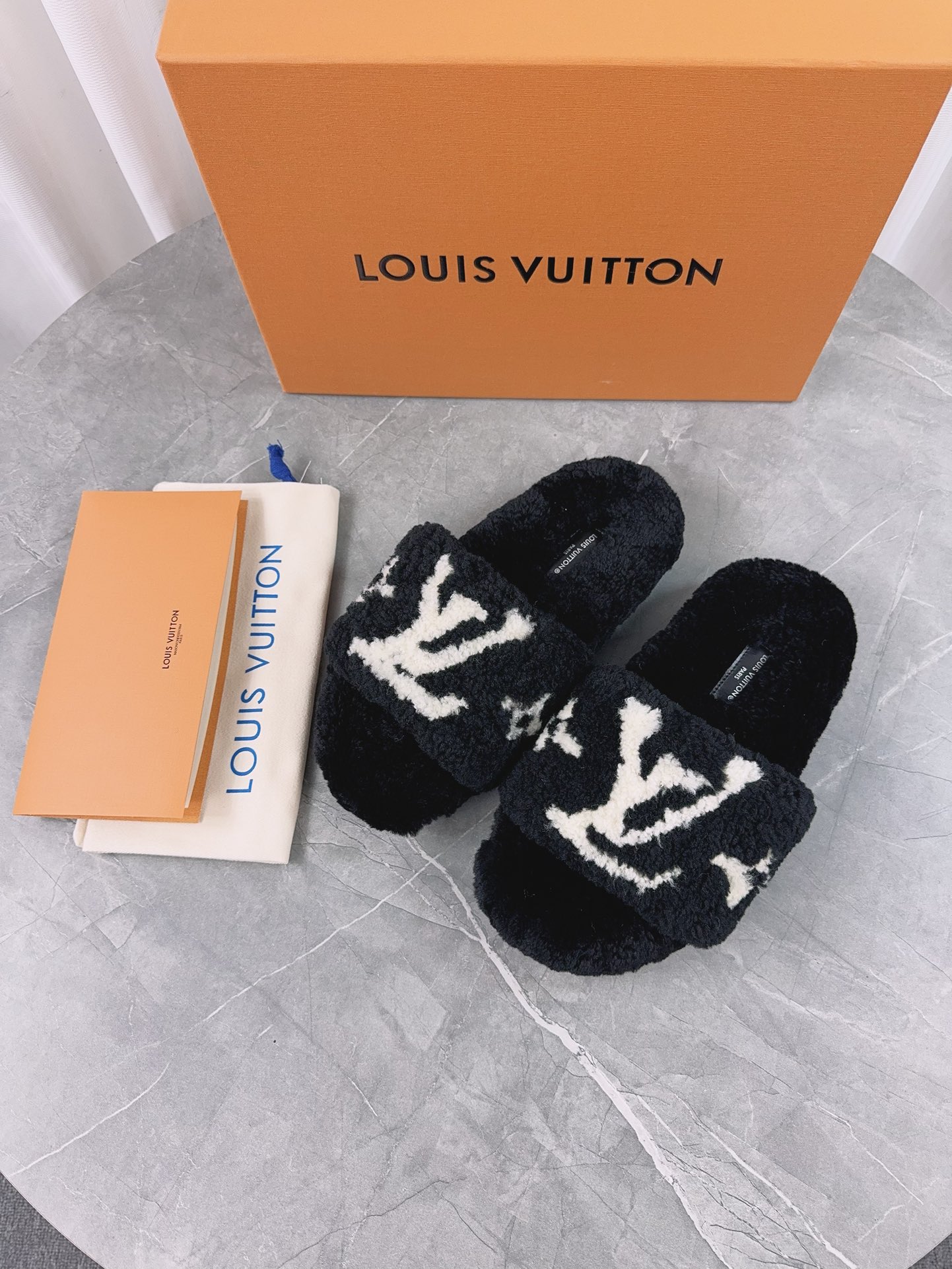 LV高仿女款毛毛拖鞋黑色大Logo百搭潮流款｜歐美奢侈品精品推薦