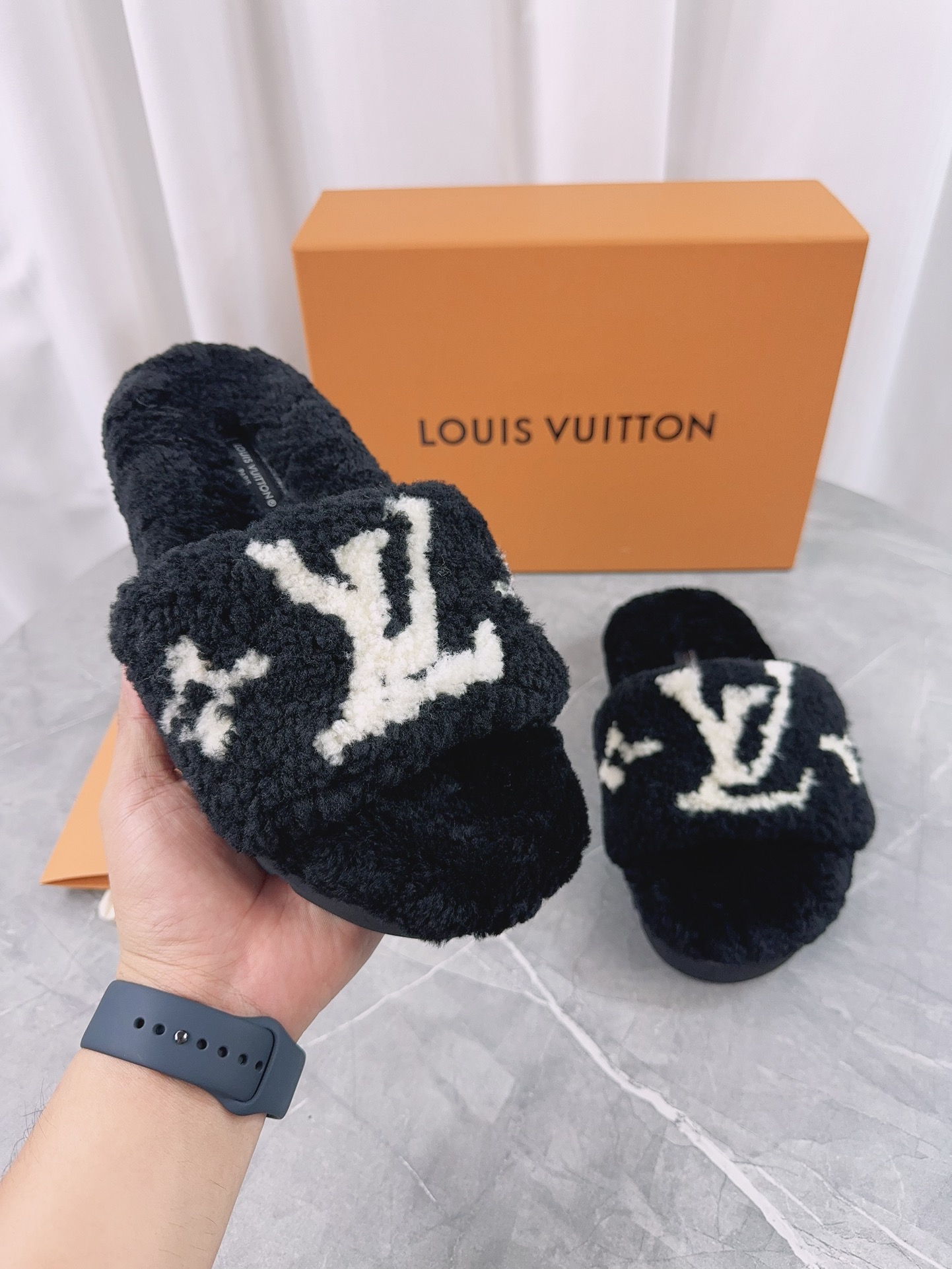 LV高仿女款毛毛拖鞋黑色大Logo百搭潮流款｜歐美奢侈品精品推薦