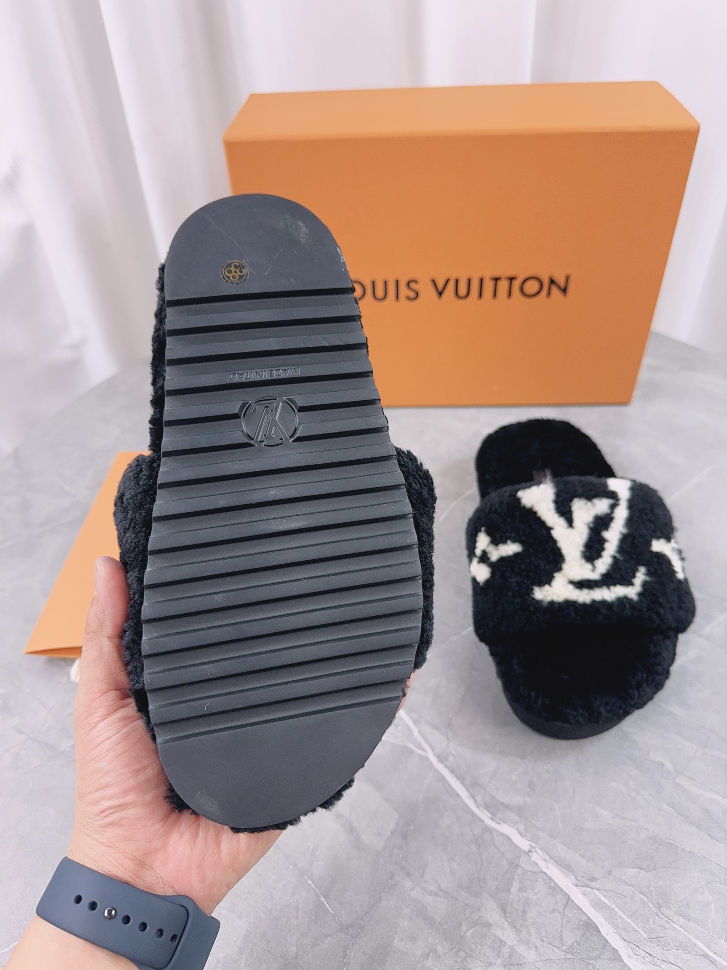 LV高仿女款毛毛拖鞋黑色大Logo百搭潮流款｜歐美奢侈品精品推薦