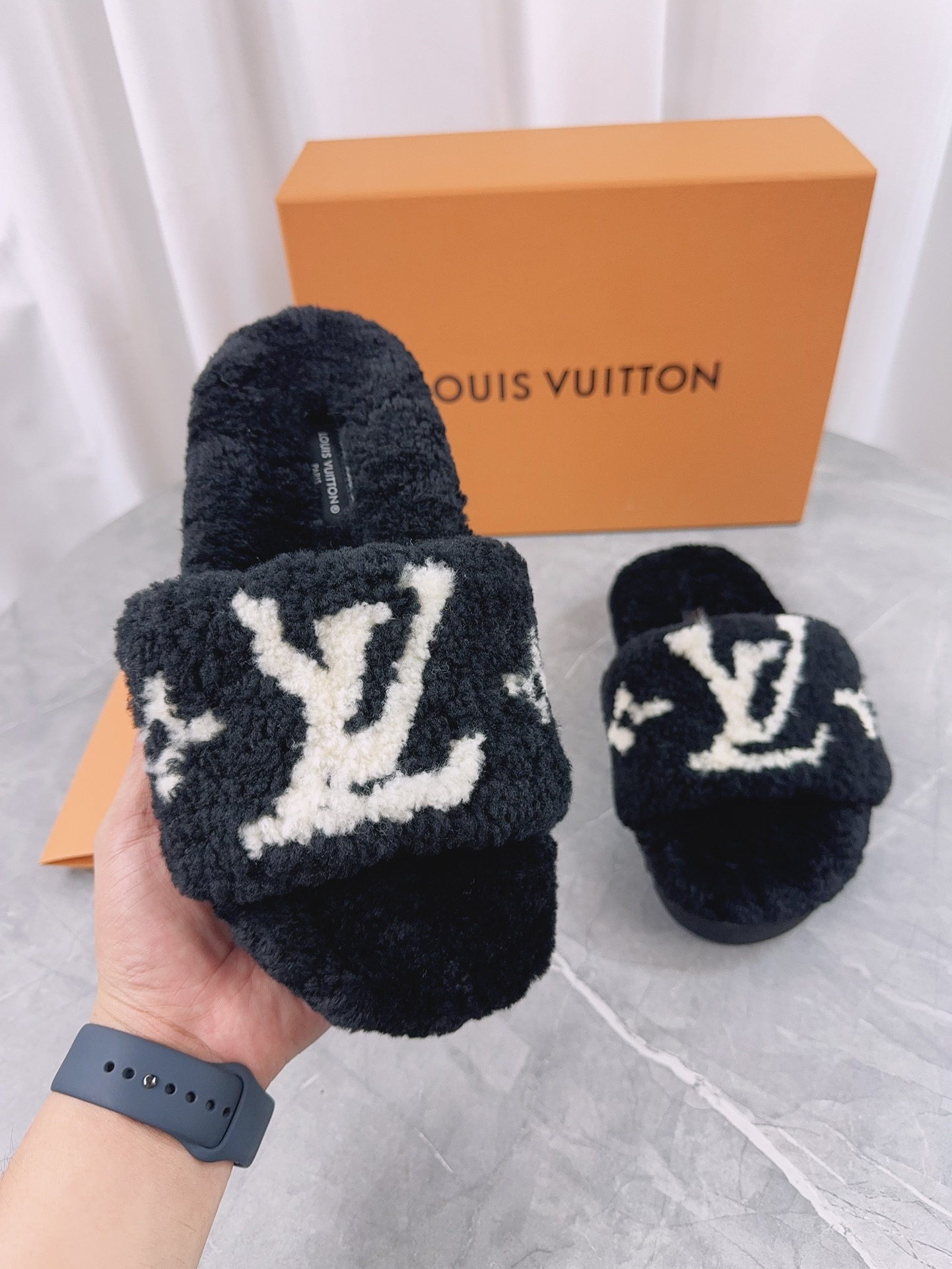 LV高仿女款毛毛拖鞋黑色大Logo百搭潮流款｜歐美奢侈品精品推薦