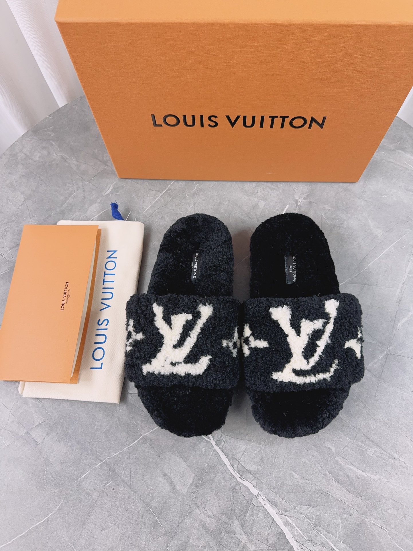 LV高仿女款毛毛拖鞋黑色大Logo百搭潮流款｜歐美奢侈品精品推薦