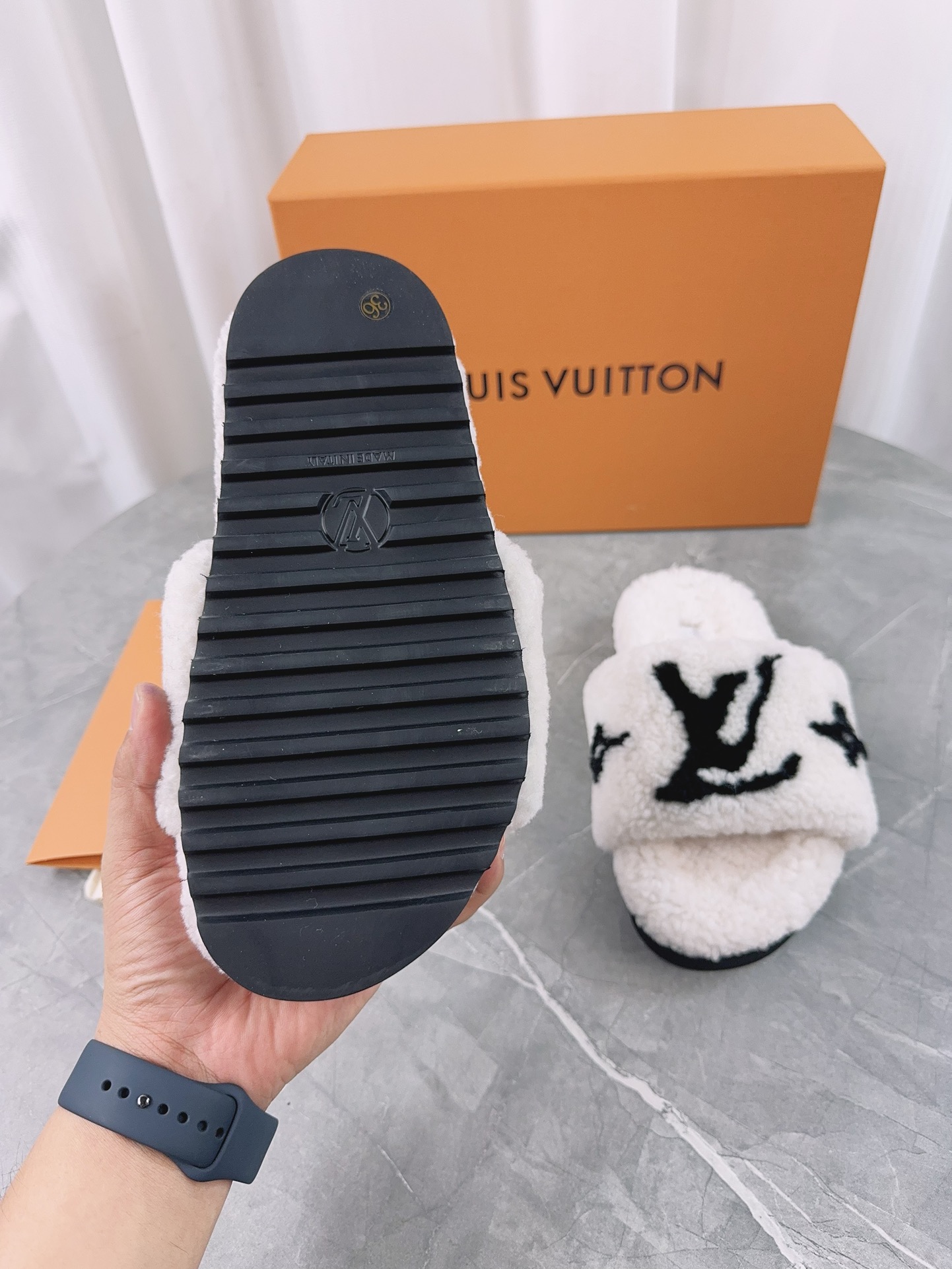 LV高仿女款毛毛拖鞋白色大Logo百搭冬季設計｜歐美奢侈品精品推薦