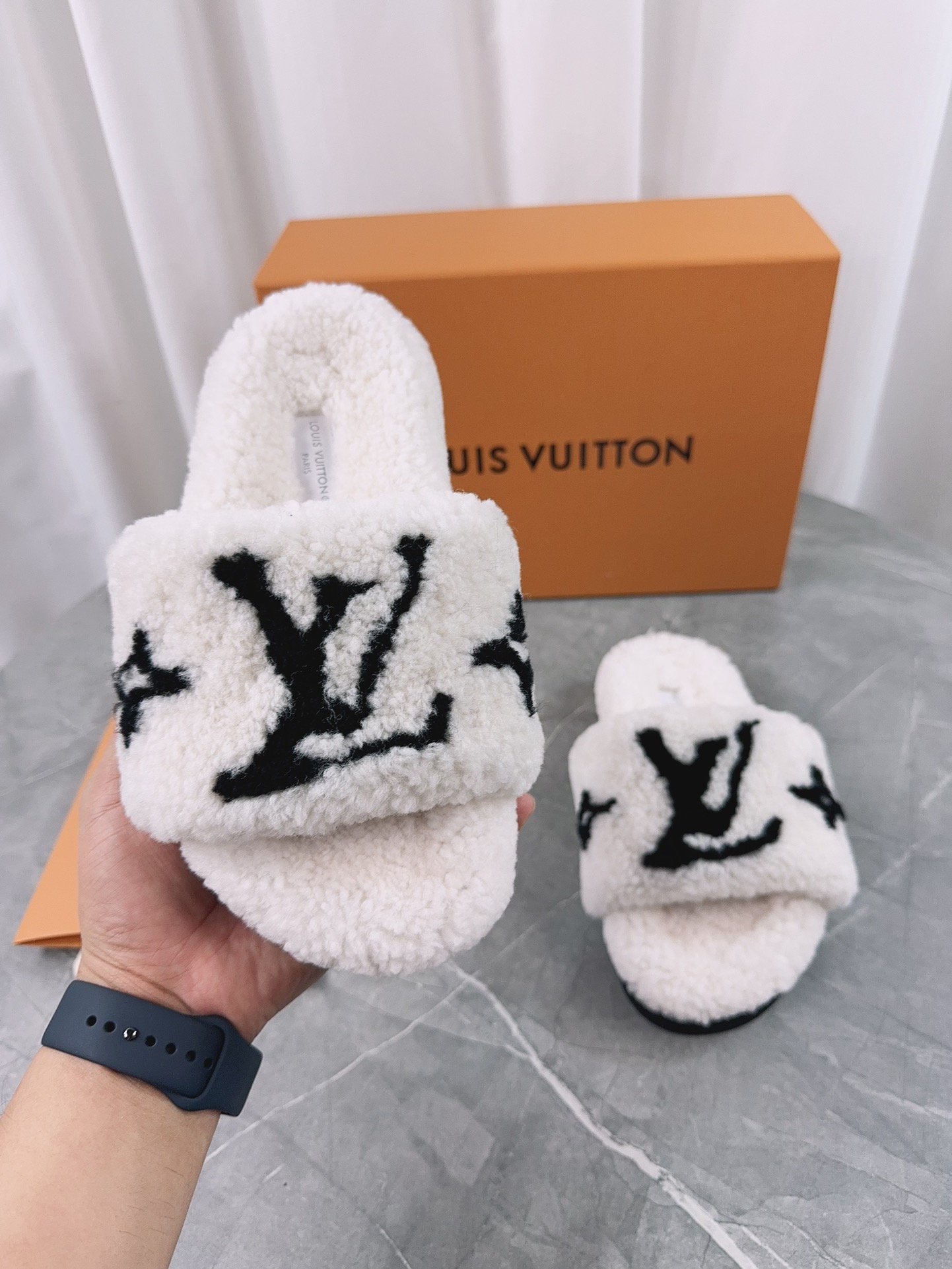 LV高仿女款毛毛拖鞋白色大Logo百搭冬季設計｜歐美奢侈品精品推薦