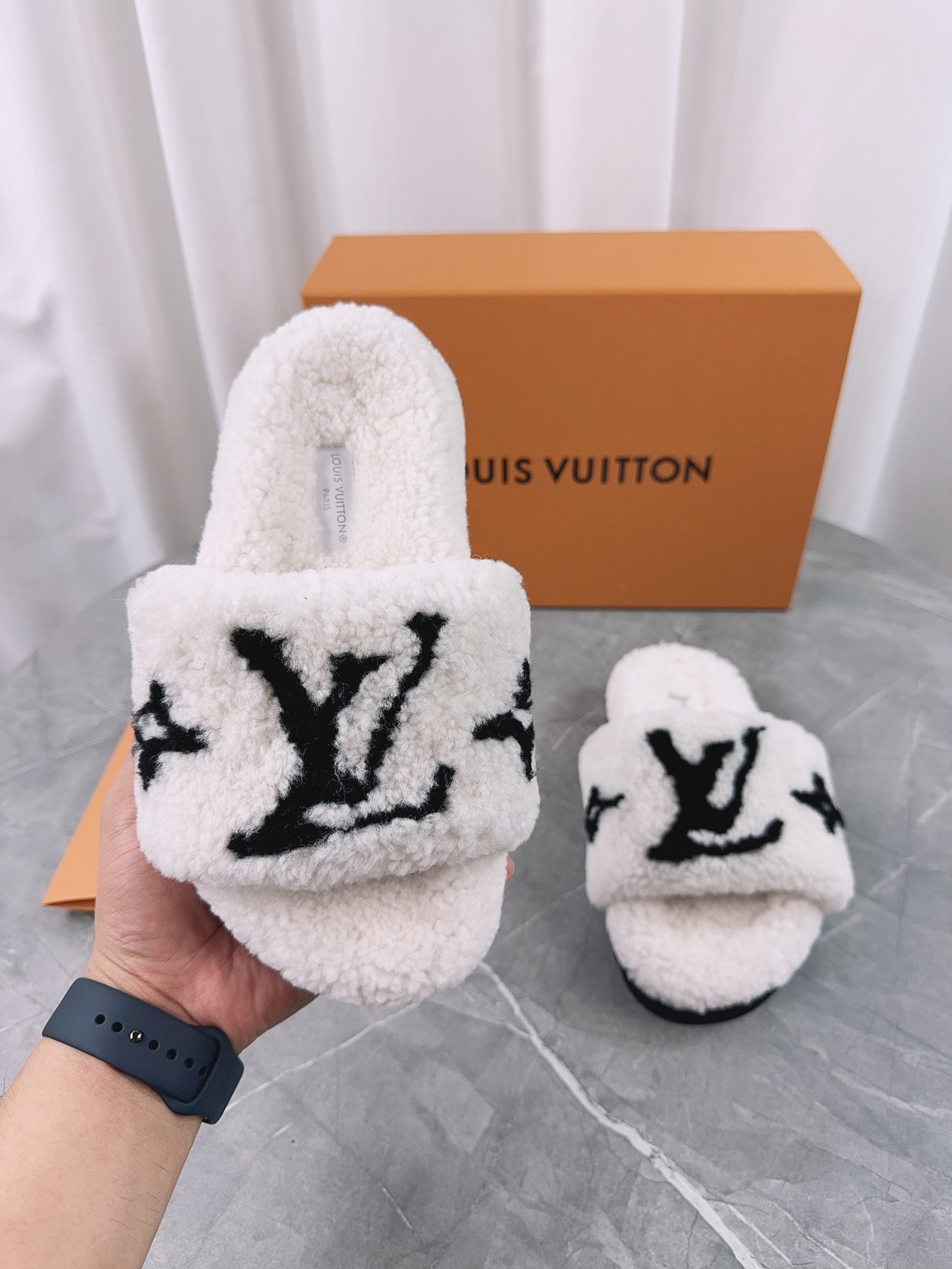 LV高仿女款毛毛拖鞋白色大Logo百搭冬季設計｜歐美奢侈品精品推薦