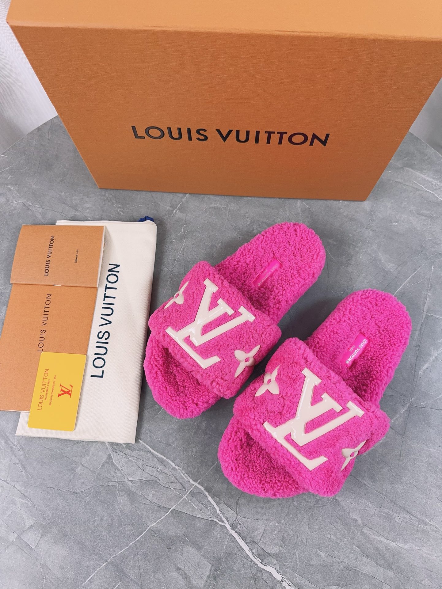 LV原單女款毛毛拖鞋亮粉色大Logo溫暖舒適款｜歐美奢侈品精品推薦