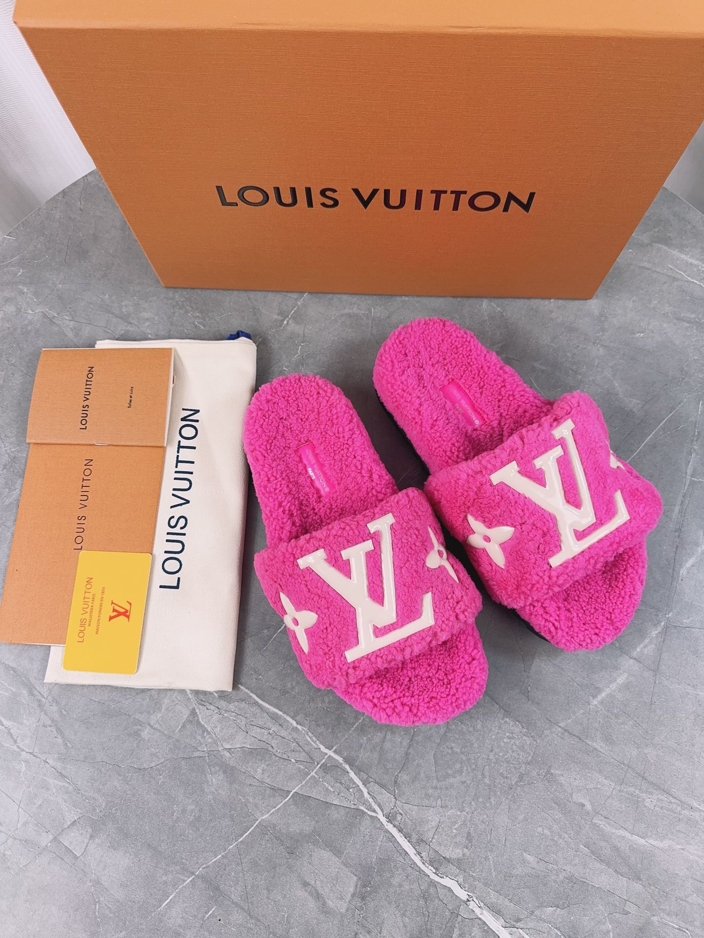 LV原單女款毛毛拖鞋亮粉色大Logo溫暖舒適款｜歐美奢侈品精品推薦