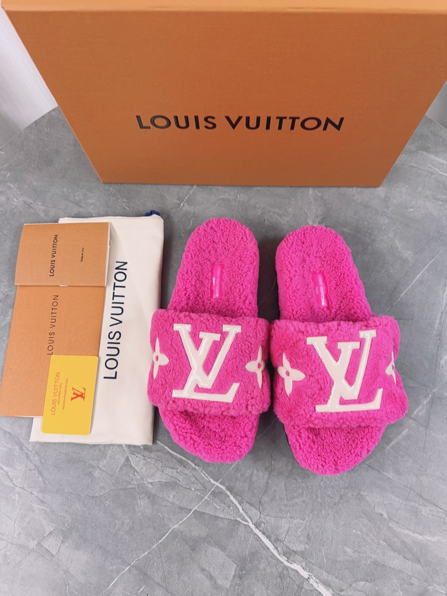 LV原單女款毛毛拖鞋亮粉色大Logo溫暖舒適款｜歐美奢侈品精品推薦