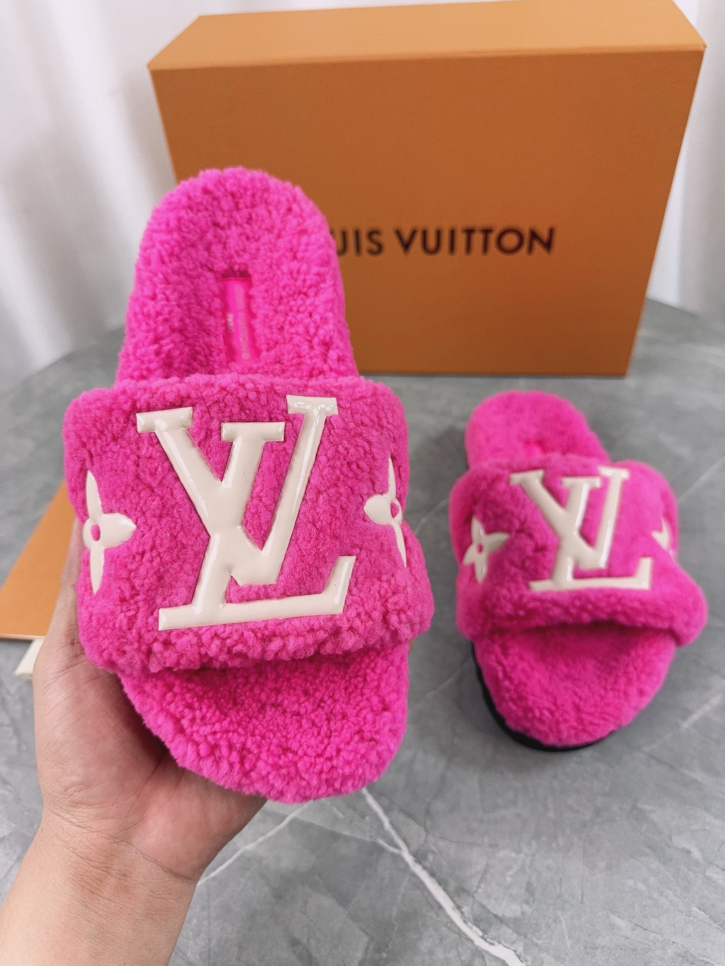 LV原單女款毛毛拖鞋亮粉色大Logo溫暖舒適款｜歐美奢侈品精品推薦