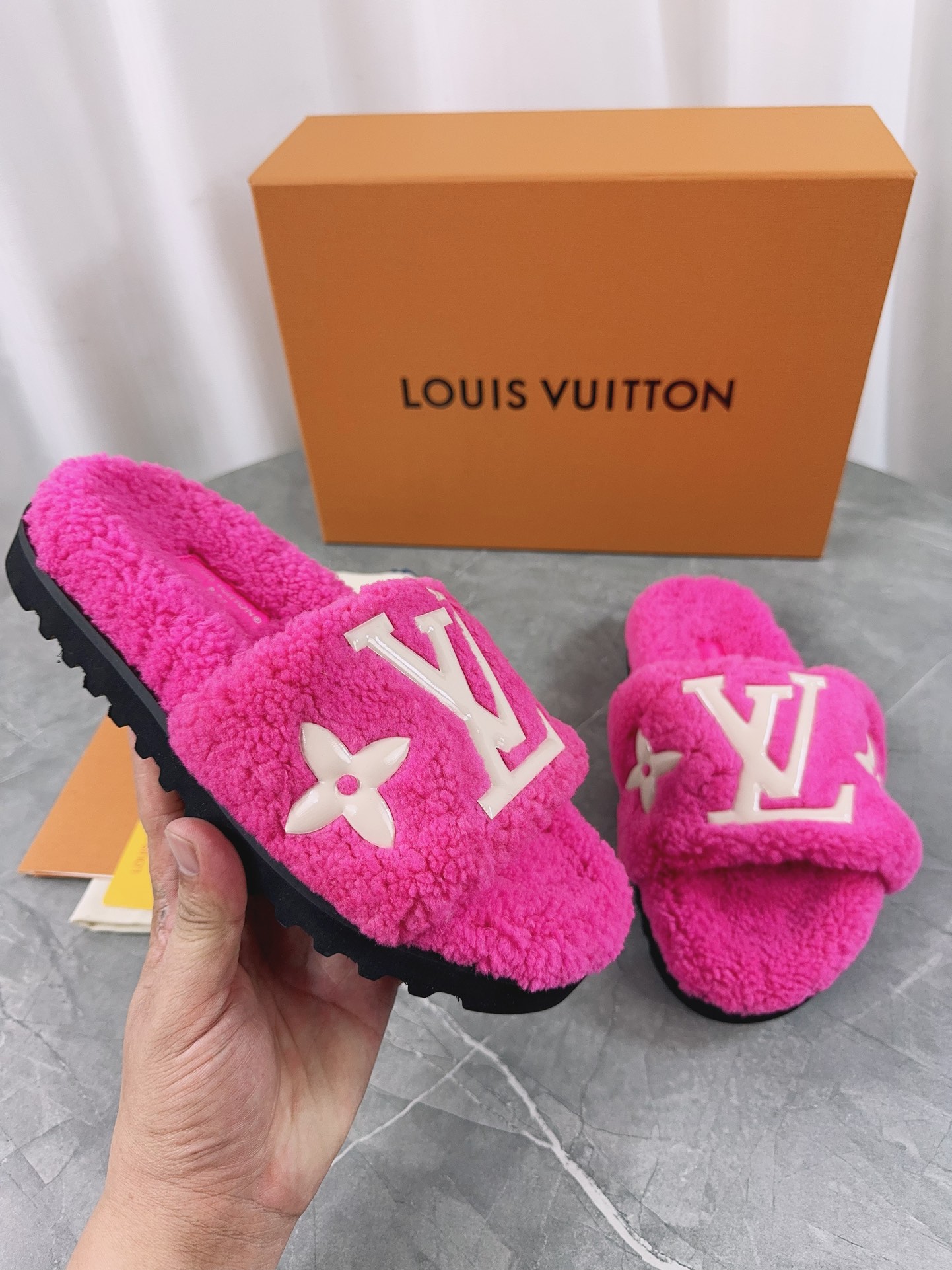 LV原單女款毛毛拖鞋亮粉色大Logo溫暖舒適款｜歐美奢侈品精品推薦