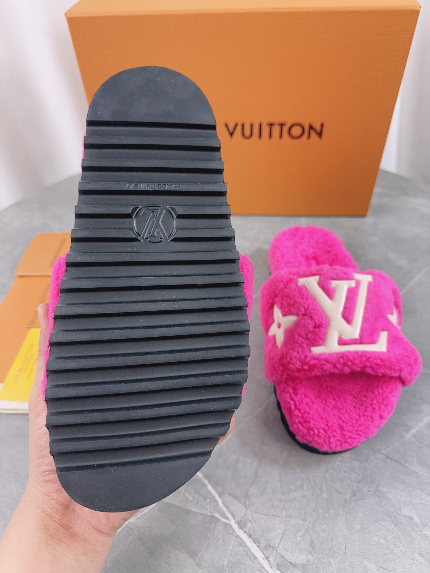 LV原單女款毛毛拖鞋亮粉色大Logo溫暖舒適款｜歐美奢侈品精品推薦