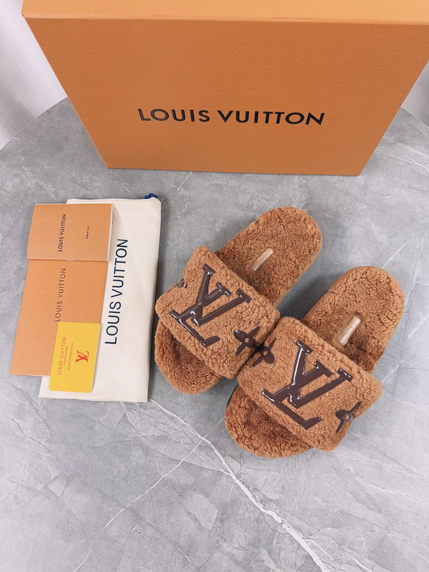 LV高仿女款毛毛拖鞋焦糖色Logo復古時尚設計｜歐美奢侈品精品推薦