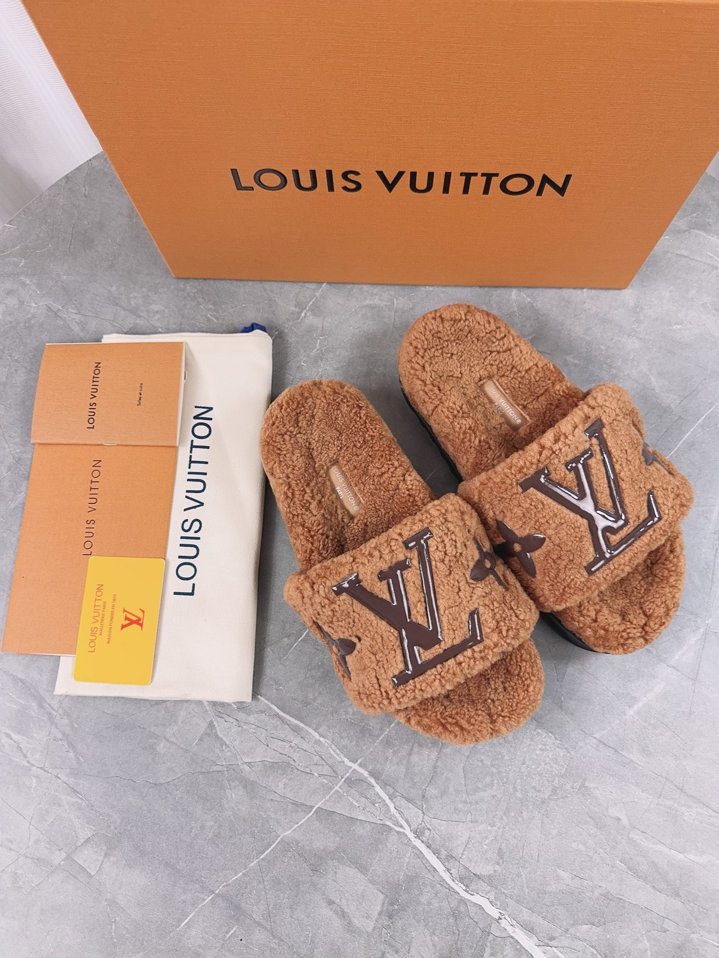 LV高仿女款毛毛拖鞋焦糖色Logo復古時尚設計｜歐美奢侈品精品推薦