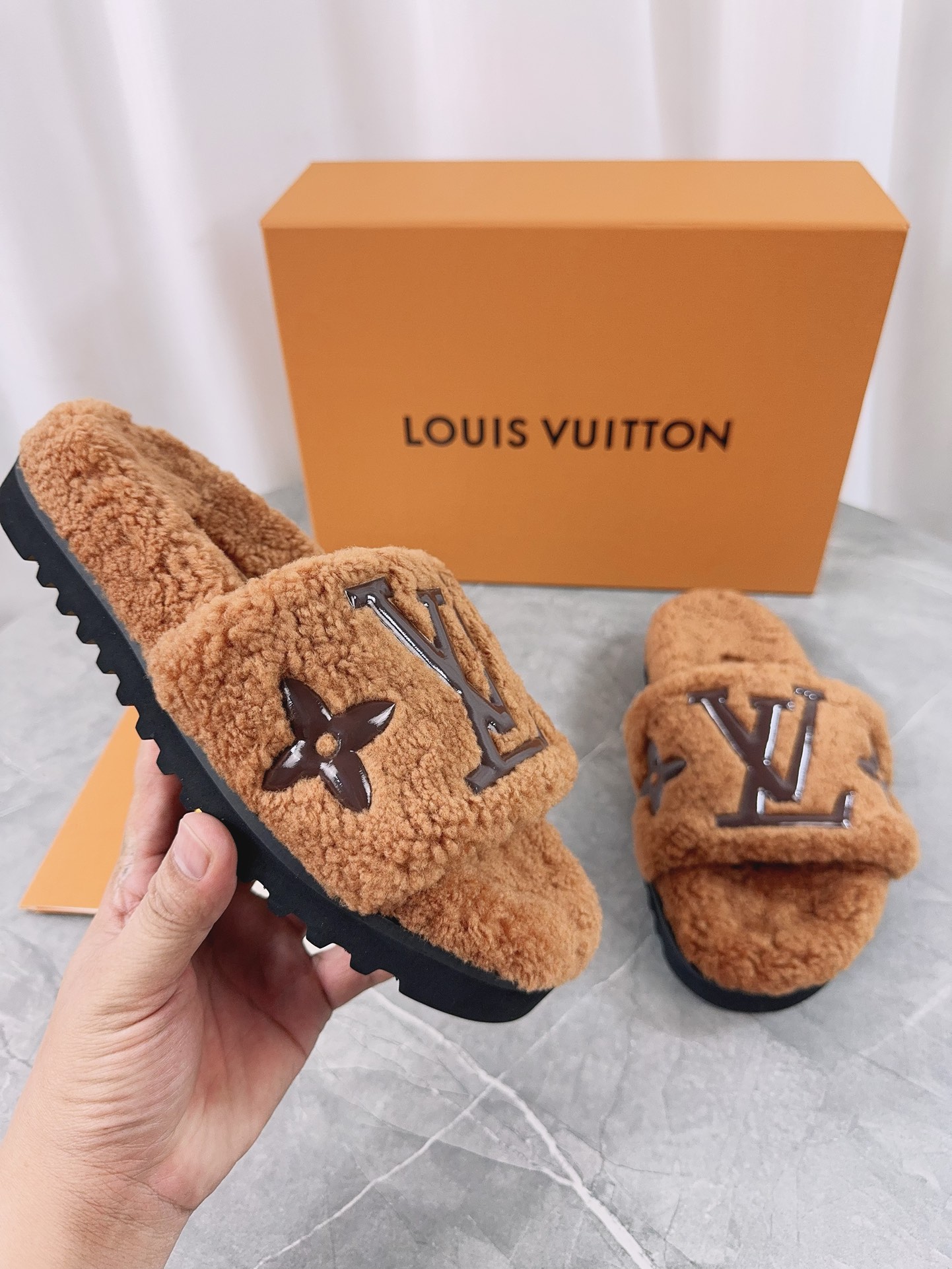 LV高仿女款毛毛拖鞋焦糖色Logo復古時尚設計｜歐美奢侈品精品推薦