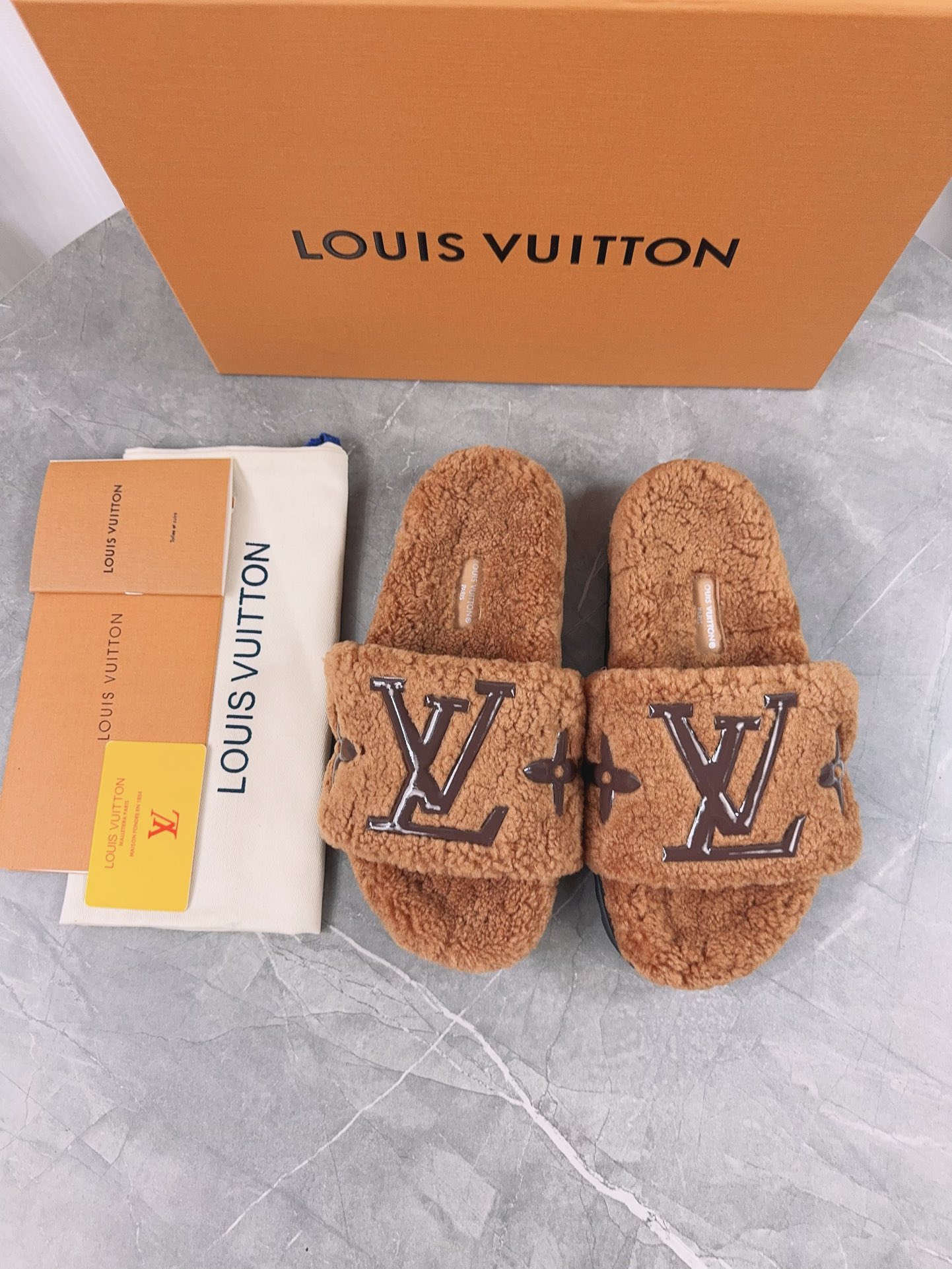 LV高仿女款毛毛拖鞋焦糖色Logo復古時尚設計｜歐美奢侈品精品推薦