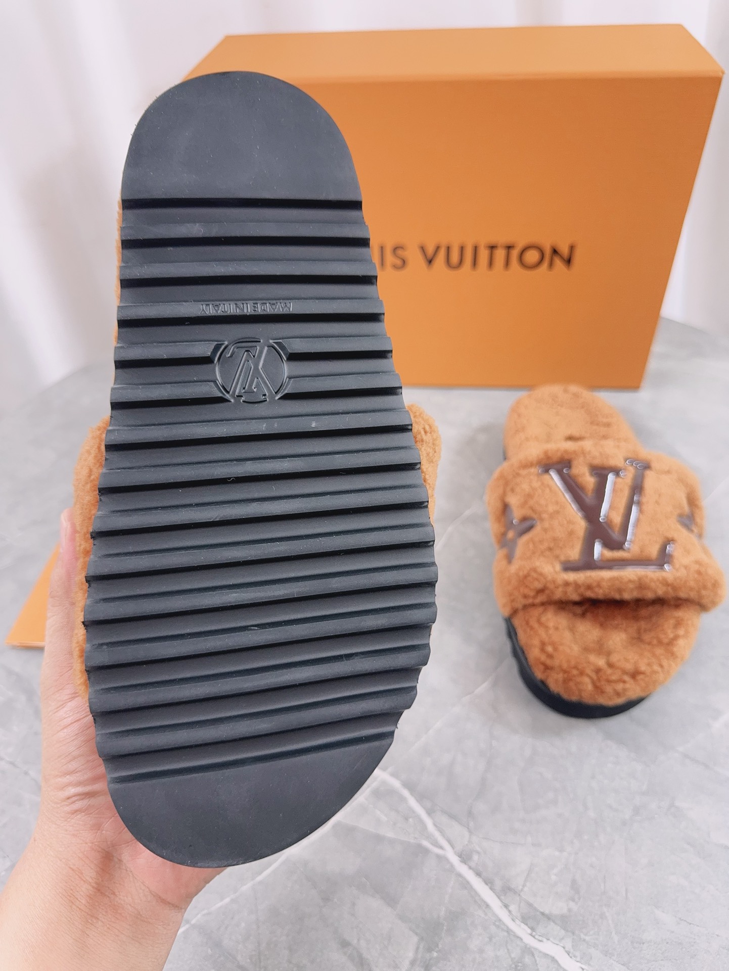 LV高仿女款毛毛拖鞋焦糖色Logo復古時尚設計｜歐美奢侈品精品推薦