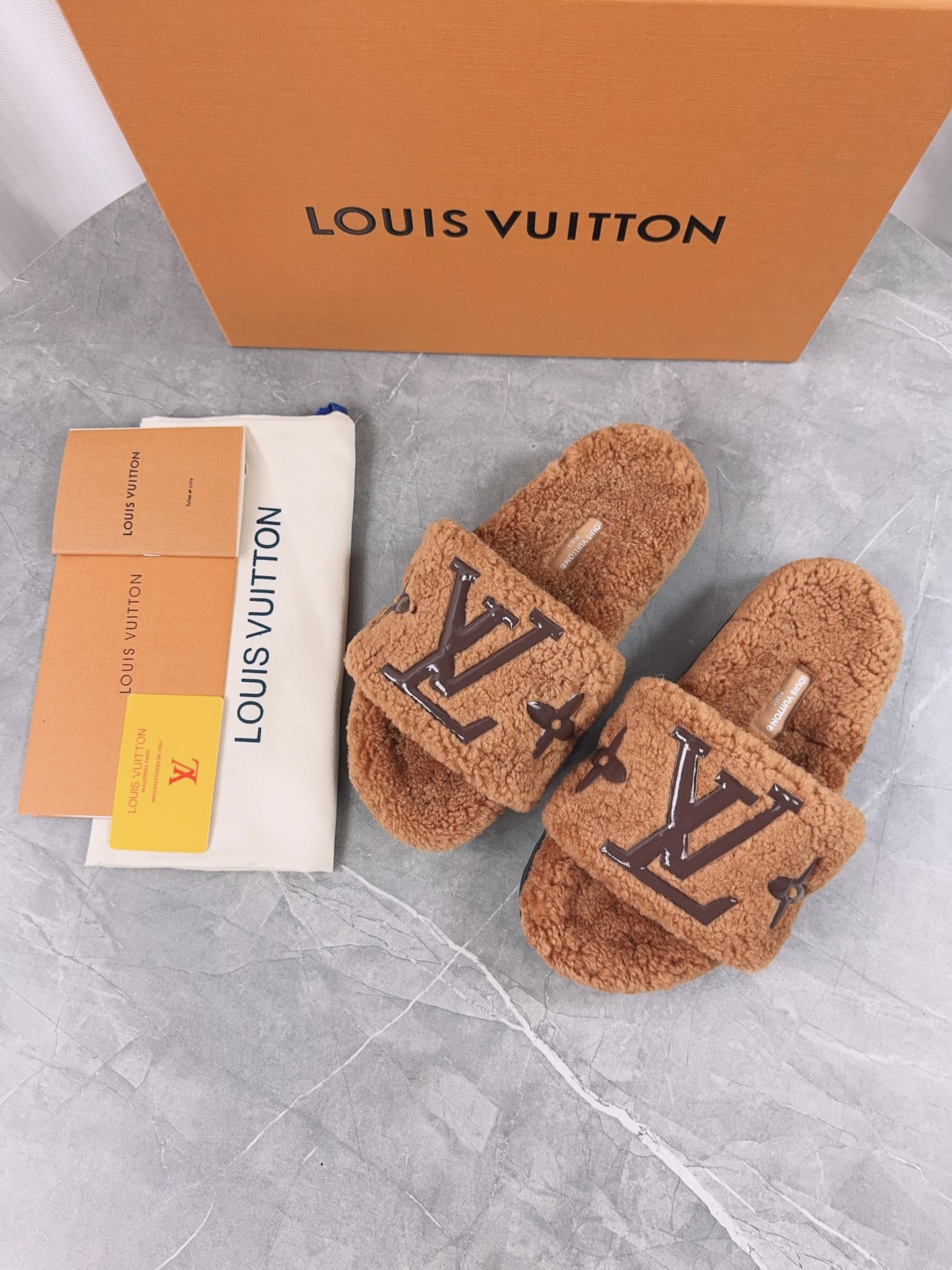 LV高仿女款毛毛拖鞋焦糖色Logo復古時尚設計｜歐美奢侈品精品推薦