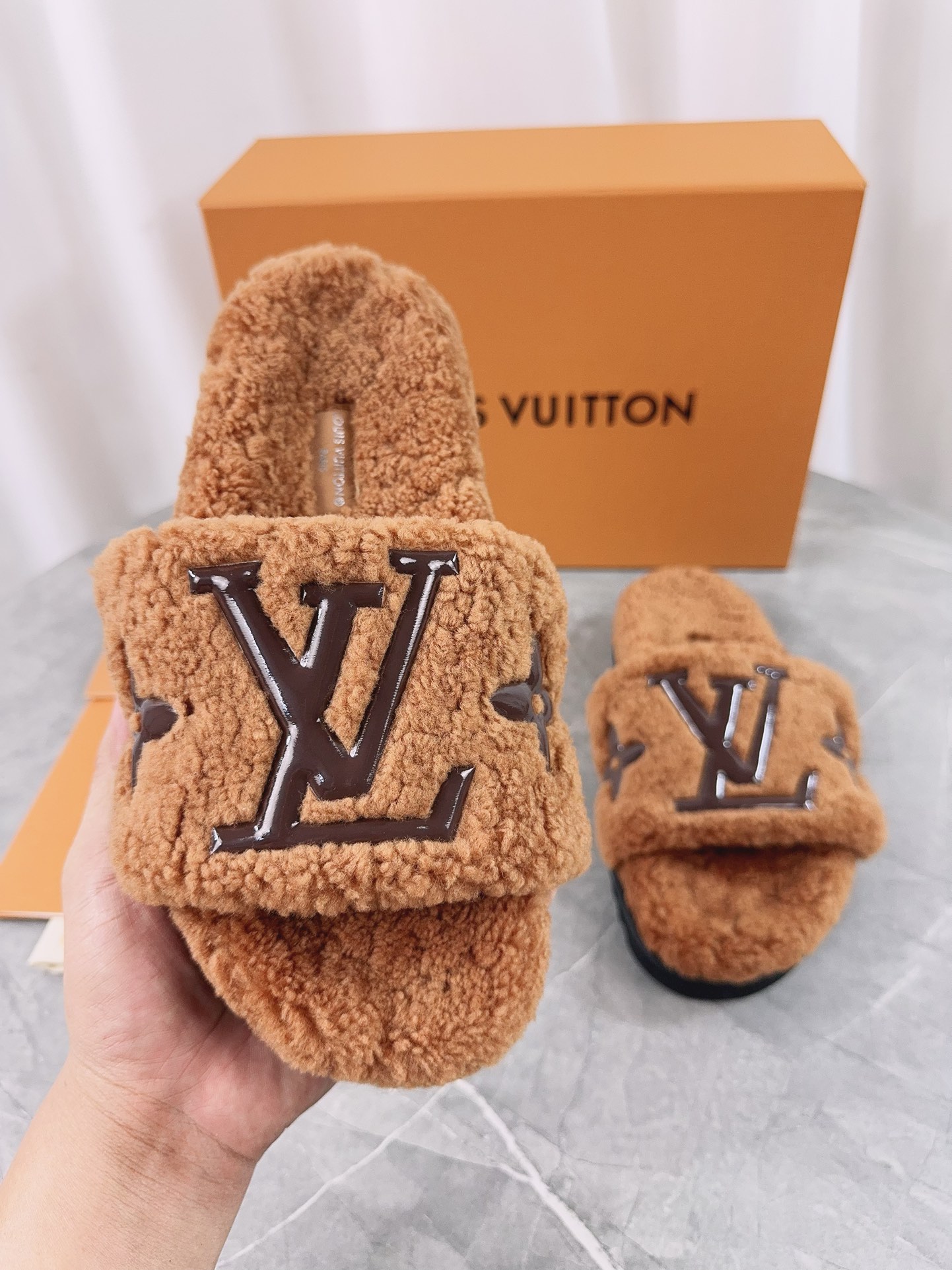 LV高仿女款毛毛拖鞋焦糖色Logo復古時尚設計｜歐美奢侈品精品推薦