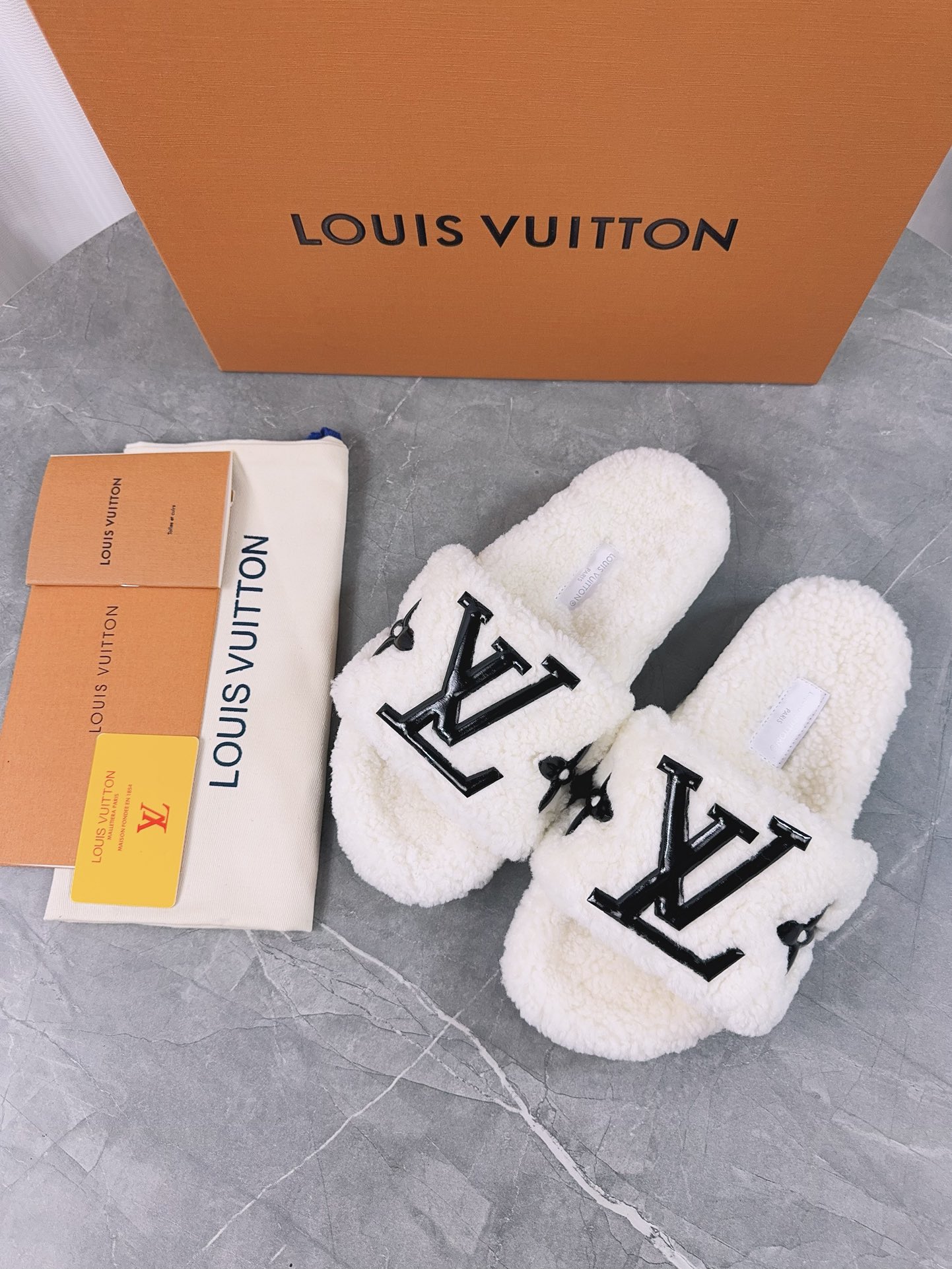 LV一比一女款毛毛拖鞋奶白色大Logo百搭舒適款｜歐美奢侈品精品推薦