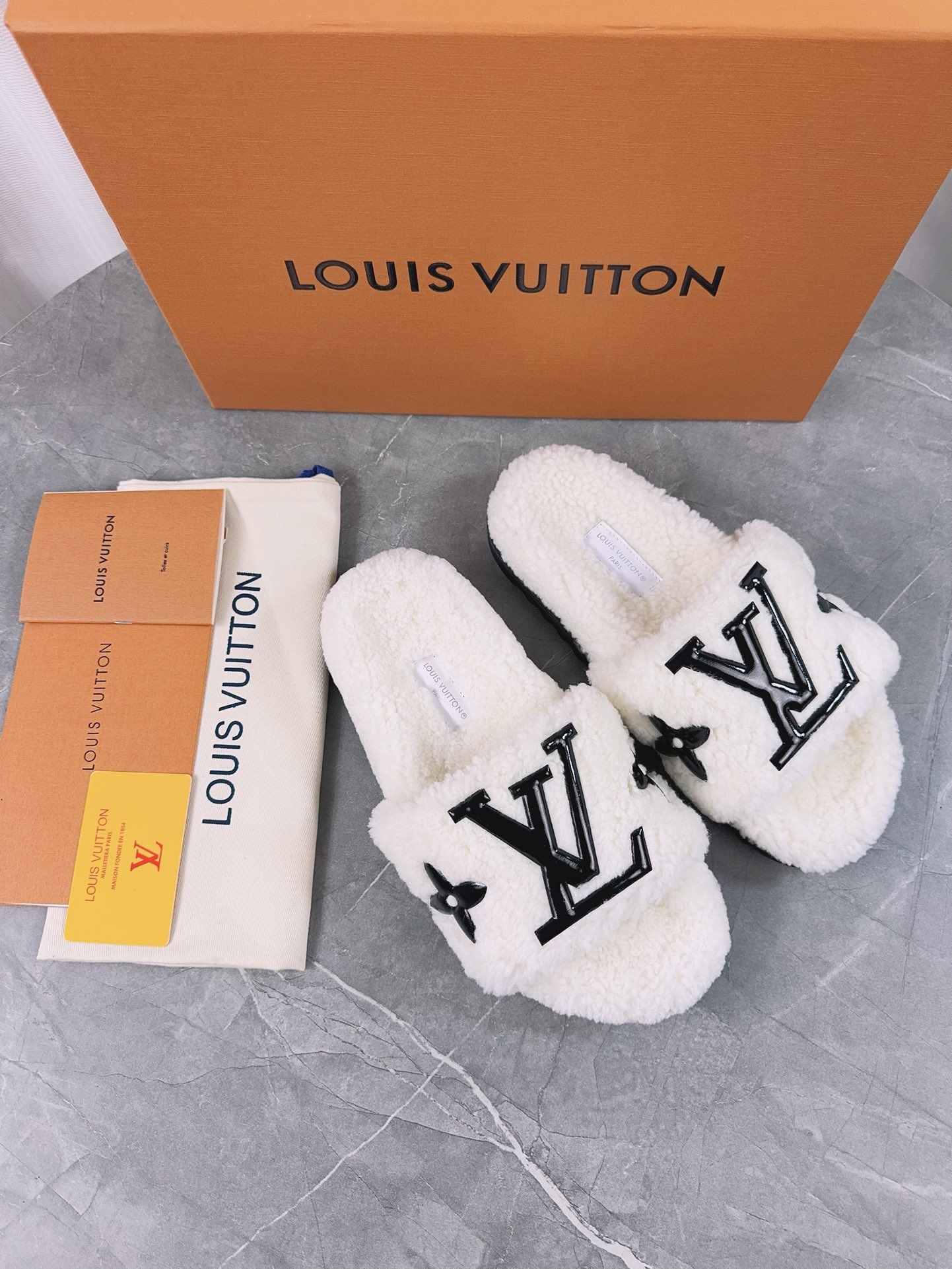 LV一比一女款毛毛拖鞋奶白色大Logo百搭舒適款｜歐美奢侈品精品推薦