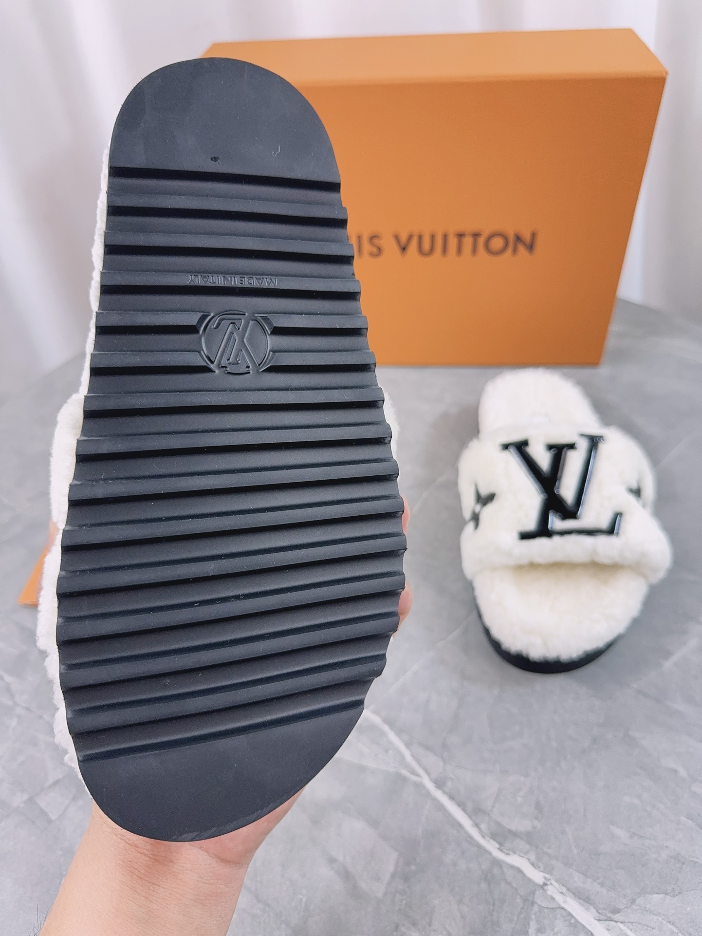 LV一比一女款毛毛拖鞋奶白色大Logo百搭舒適款｜歐美奢侈品精品推薦
