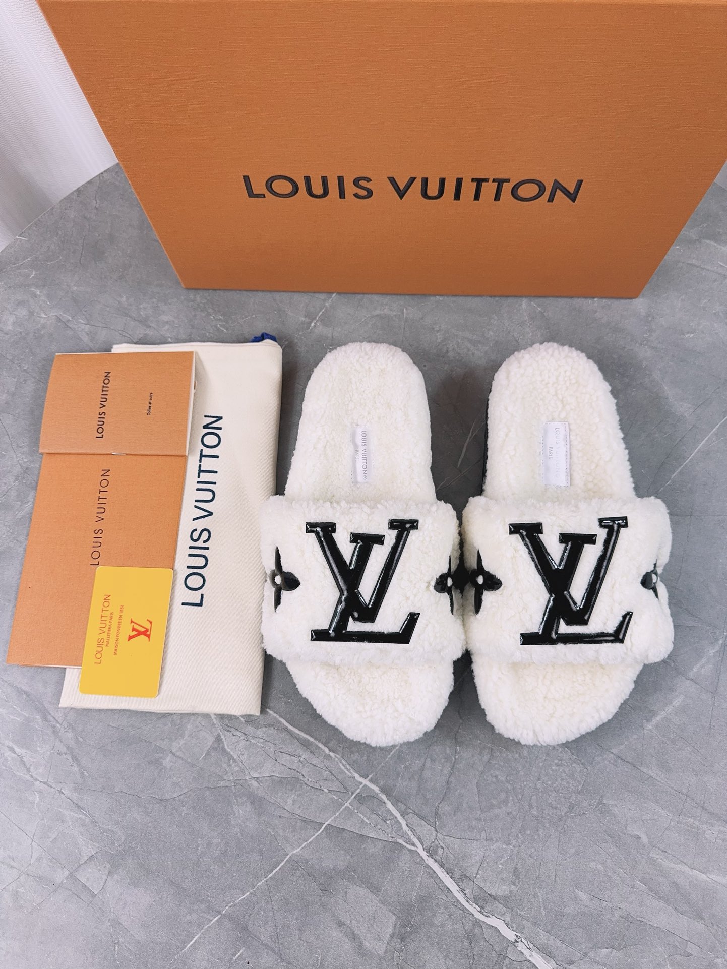 LV一比一女款毛毛拖鞋奶白色大Logo百搭舒適款｜歐美奢侈品精品推薦