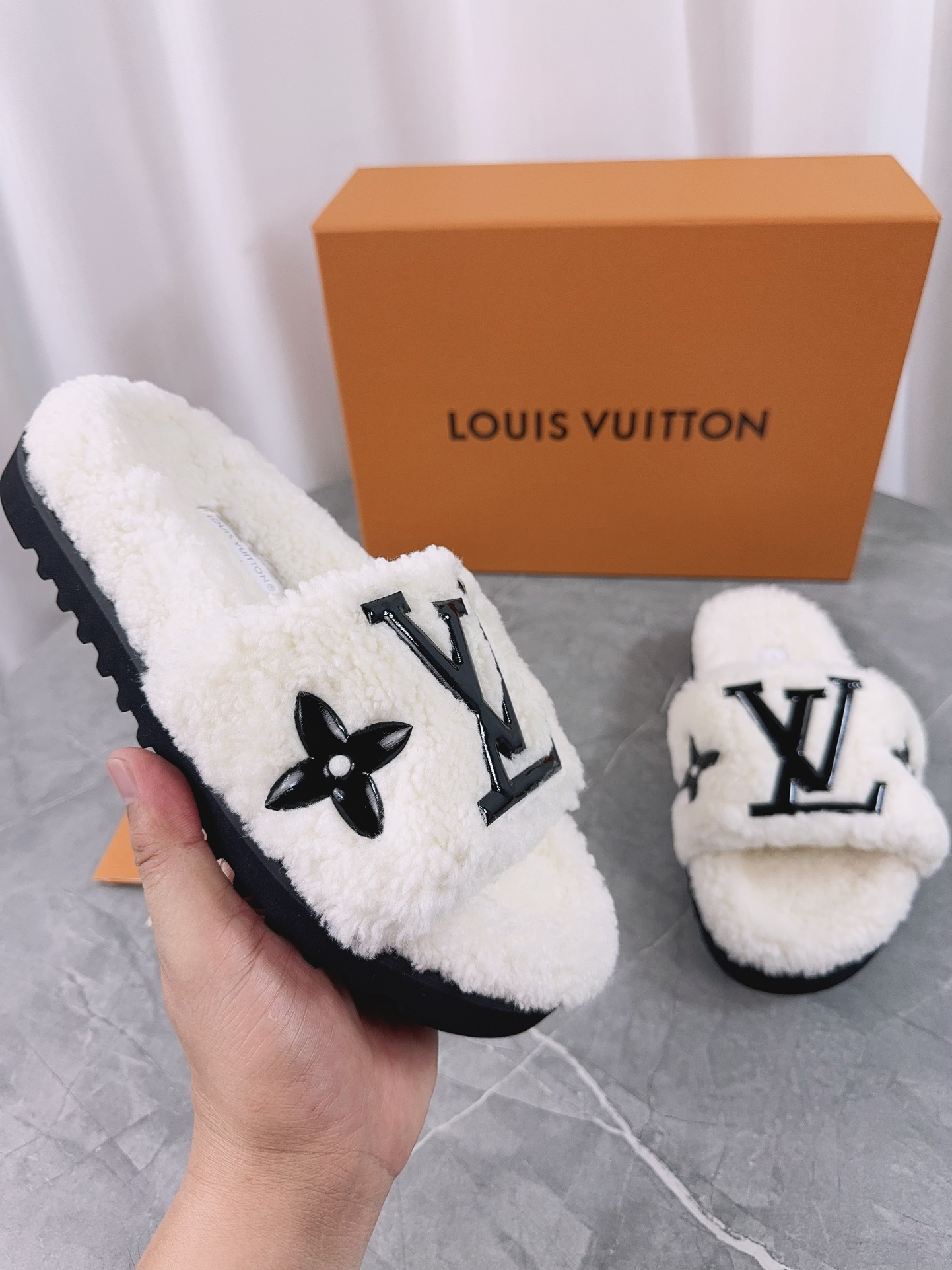 LV一比一女款毛毛拖鞋奶白色大Logo百搭舒適款｜歐美奢侈品精品推薦