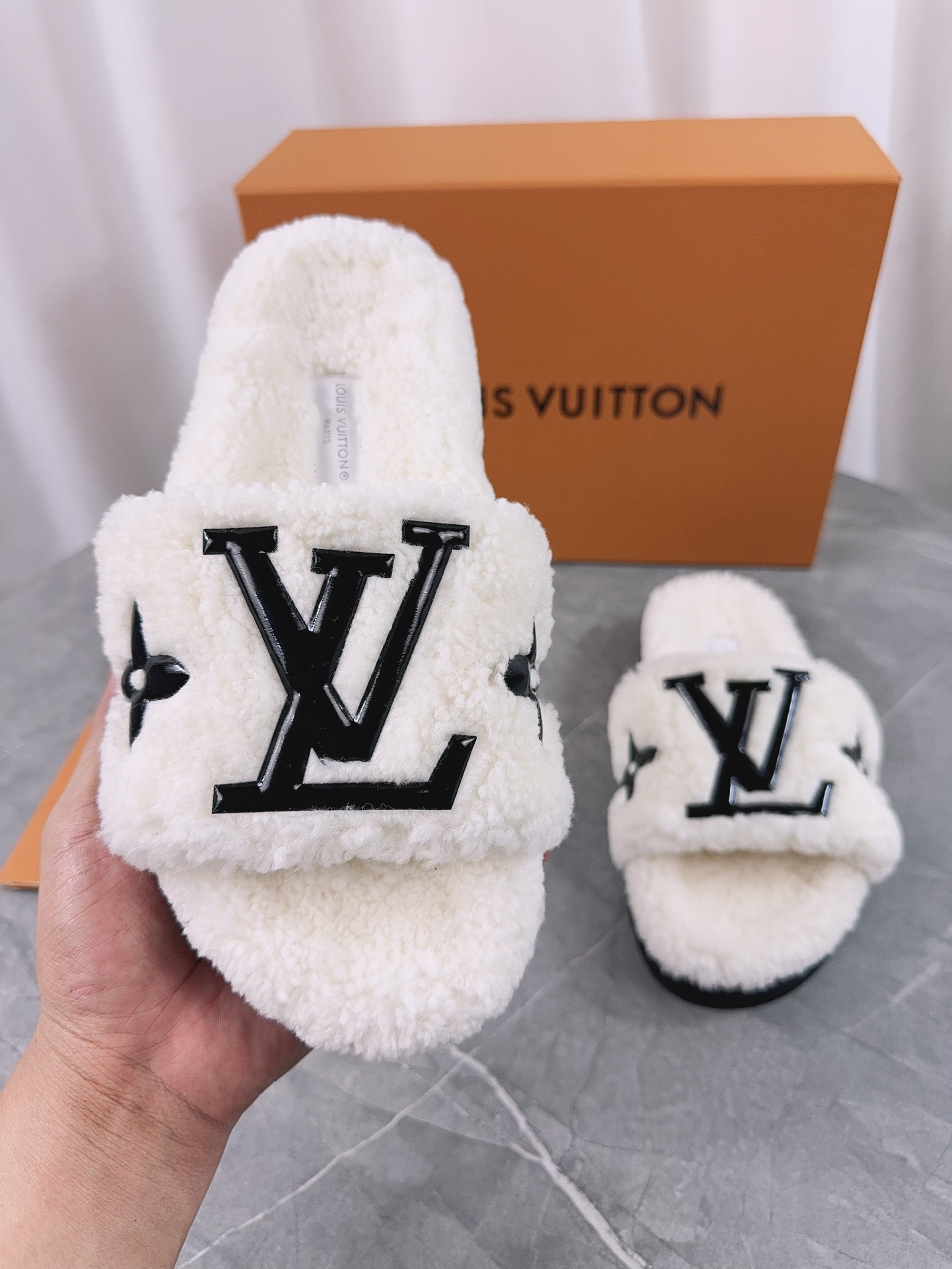 LV一比一女款毛毛拖鞋奶白色大Logo百搭舒適款｜歐美奢侈品精品推薦