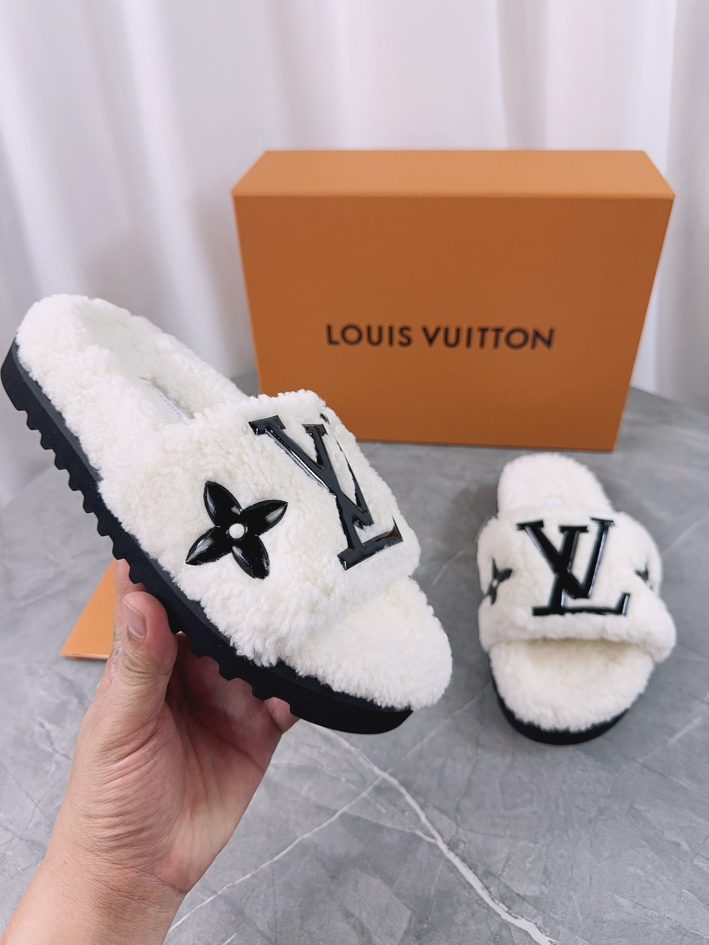 LV一比一女款毛毛拖鞋奶白色大Logo百搭舒適款｜歐美奢侈品精品推薦