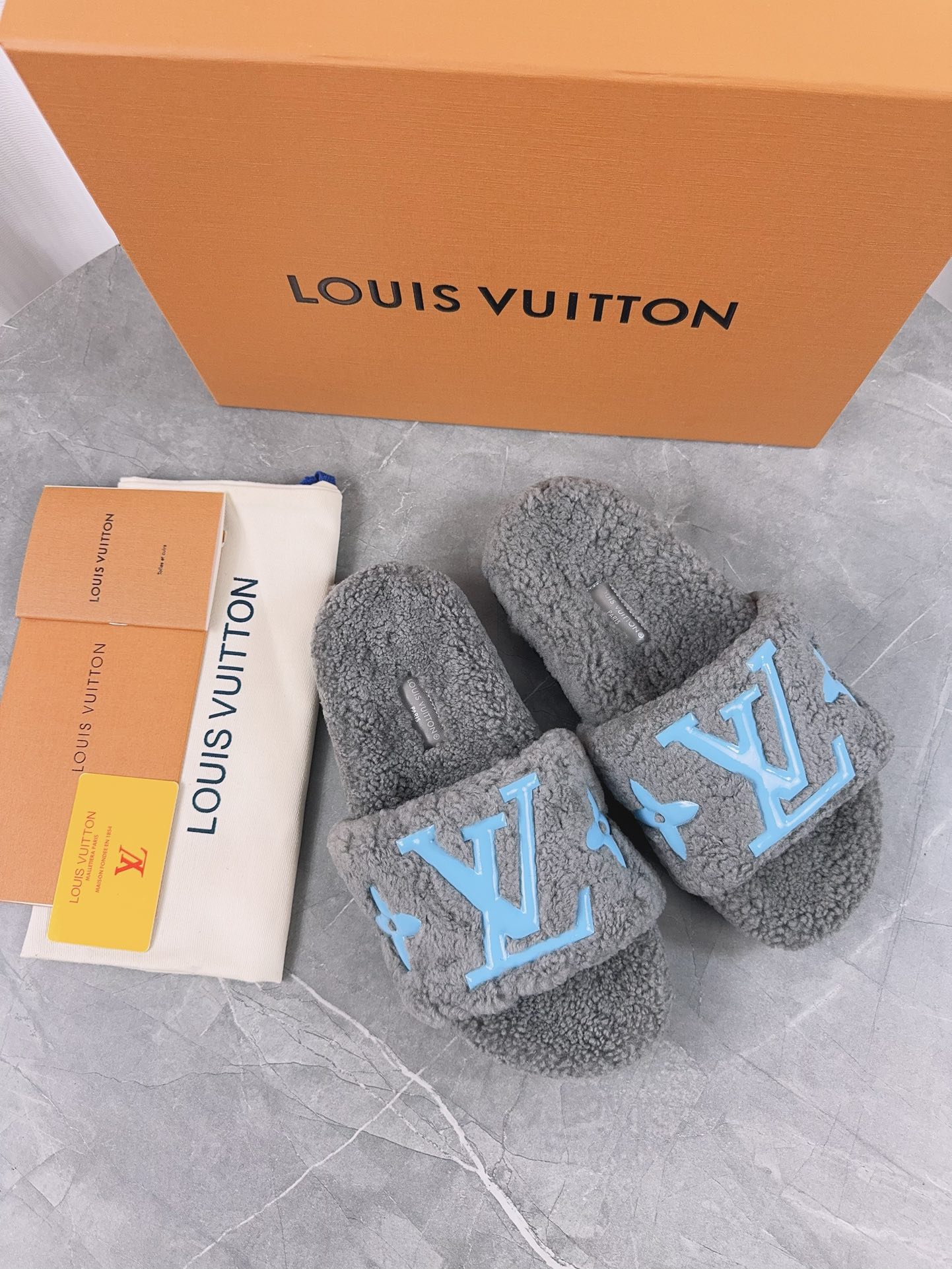 LV高仿女款毛毛拖鞋灰色藍Logo潮流舒適款｜歐美奢侈品精品推薦