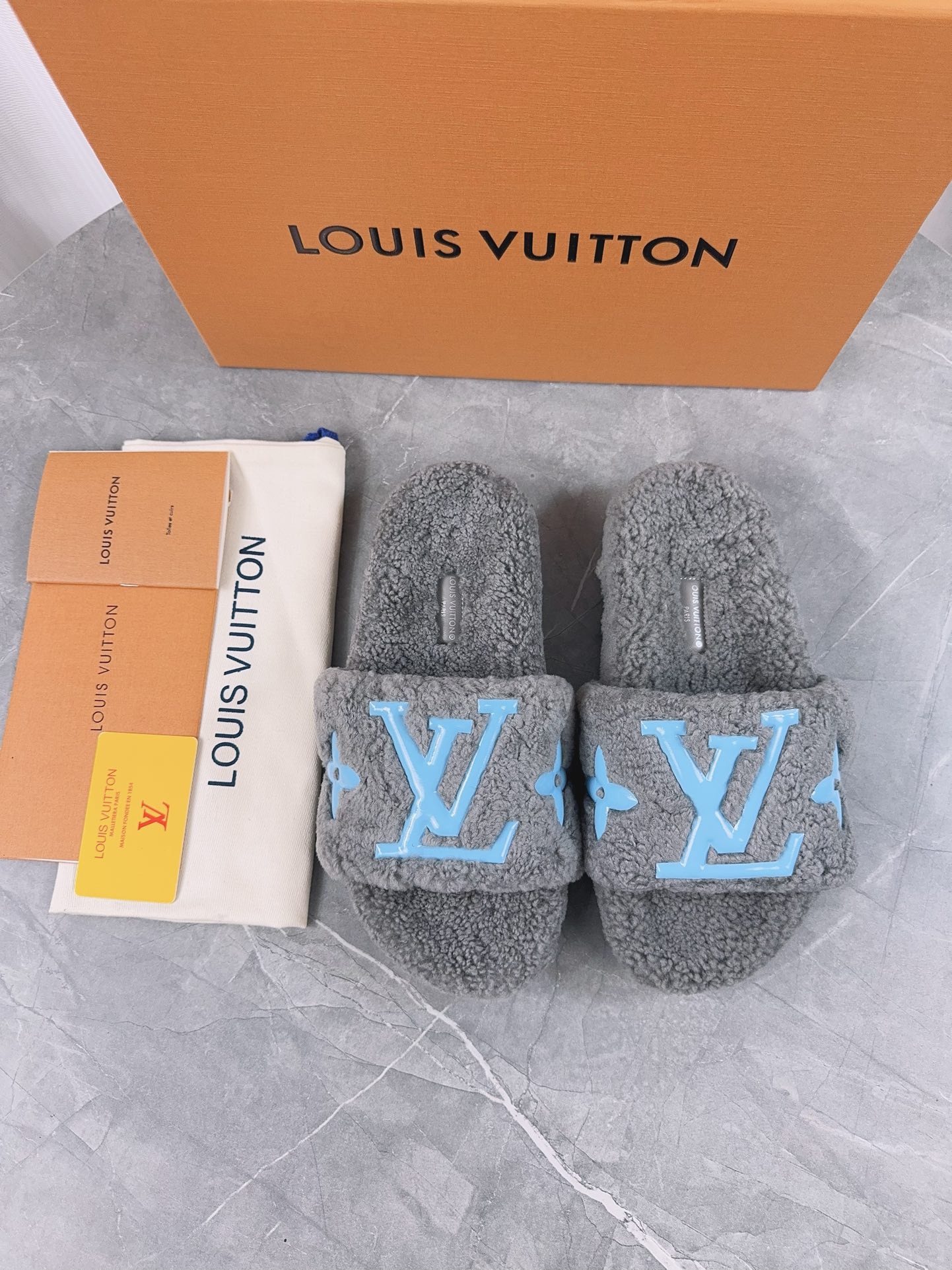 LV高仿女款毛毛拖鞋灰色藍Logo潮流舒適款｜歐美奢侈品精品推薦