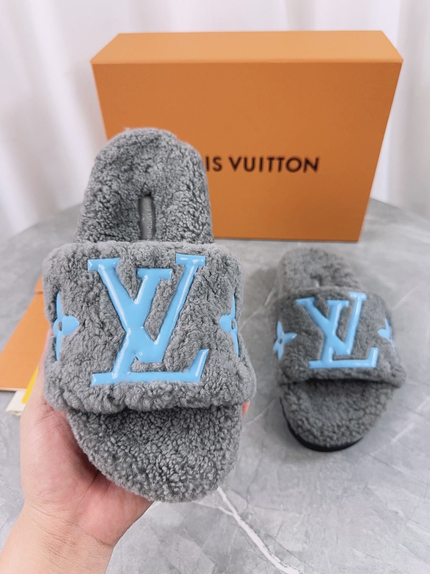 LV高仿女款毛毛拖鞋灰色藍Logo潮流舒適款｜歐美奢侈品精品推薦