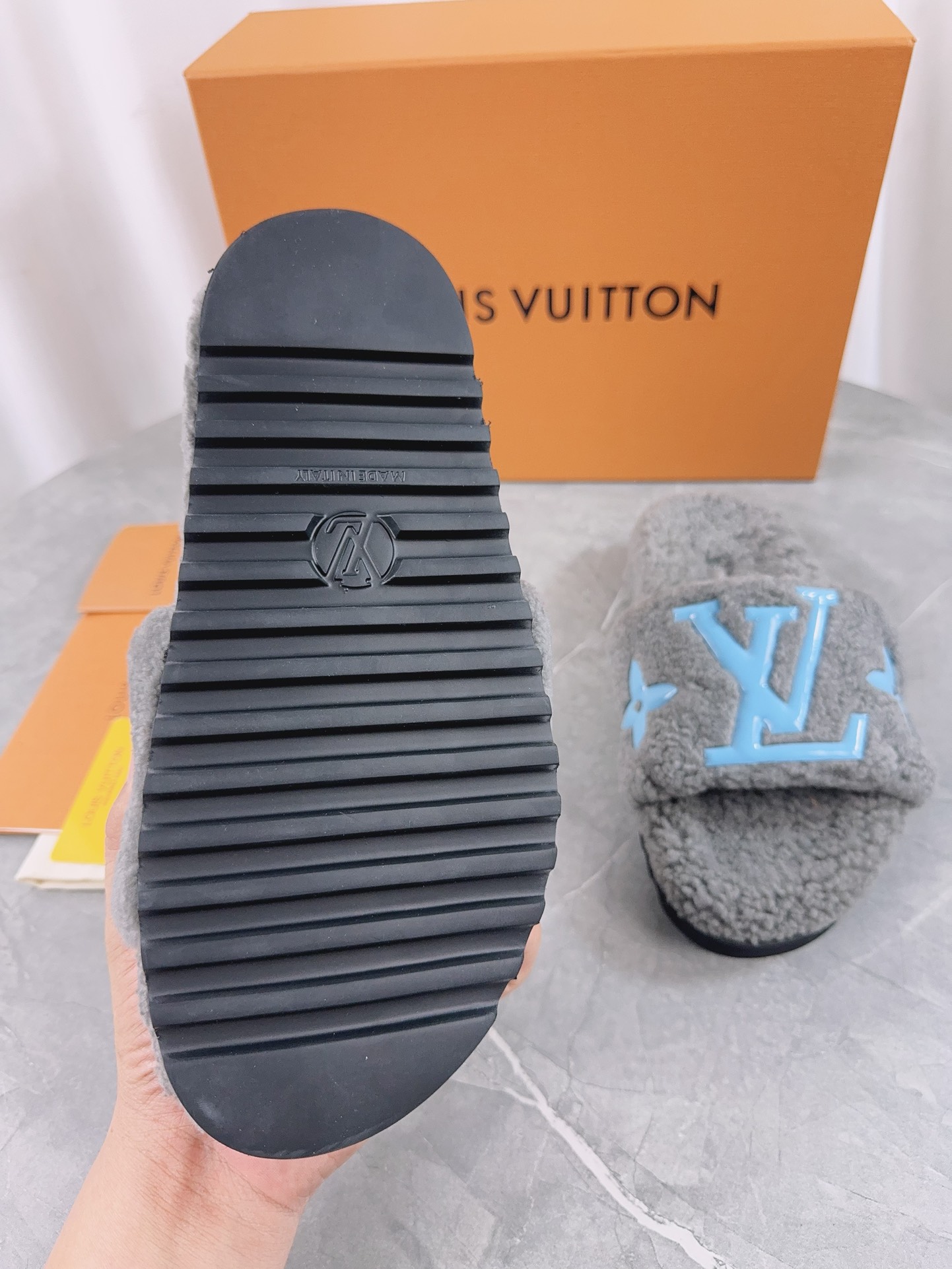 LV高仿女款毛毛拖鞋灰色藍Logo潮流舒適款｜歐美奢侈品精品推薦