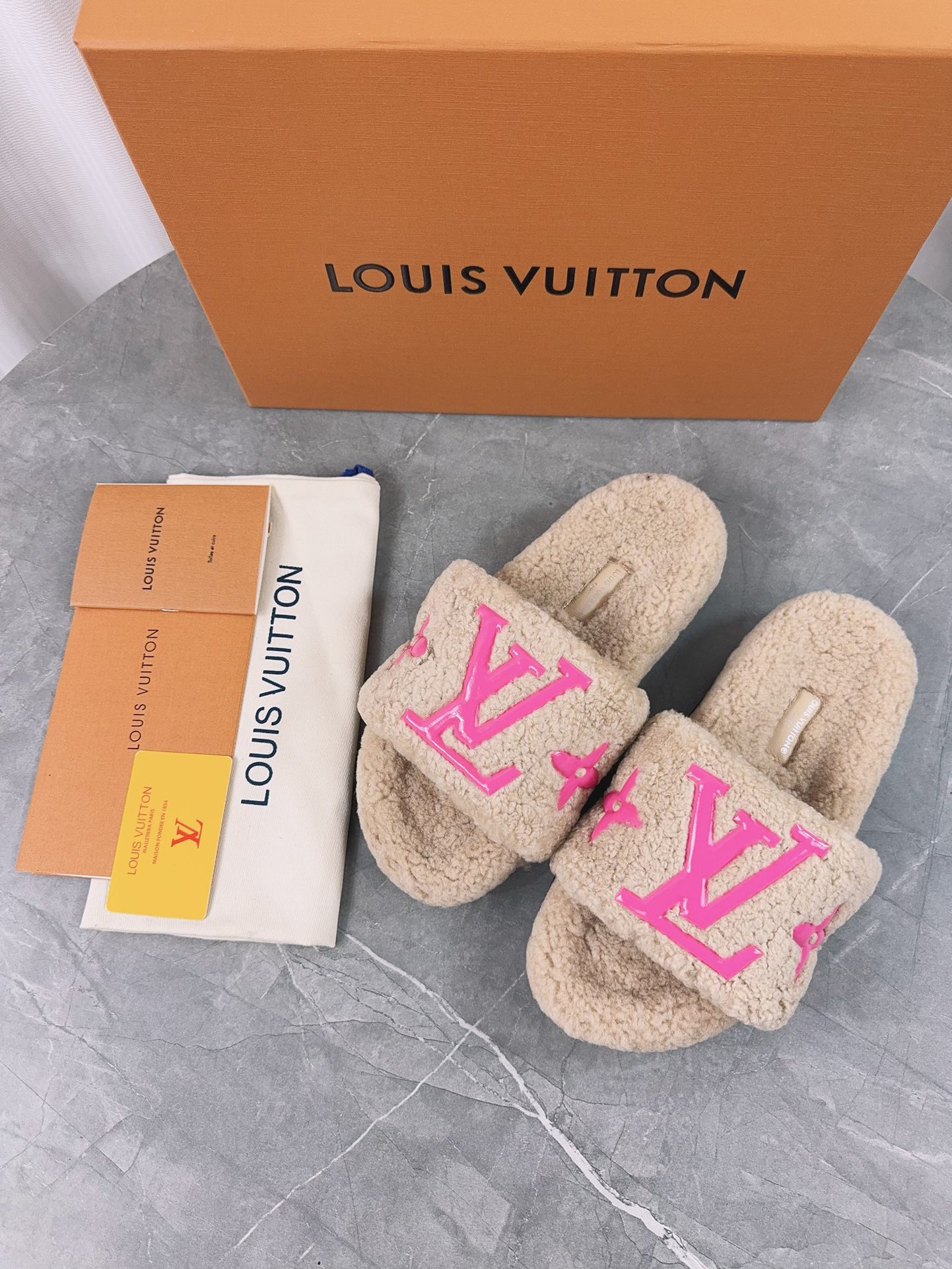 LV高仿女款毛毛拖鞋米色粉Logo時尚亮眼設計｜歐美奢侈品精品推薦