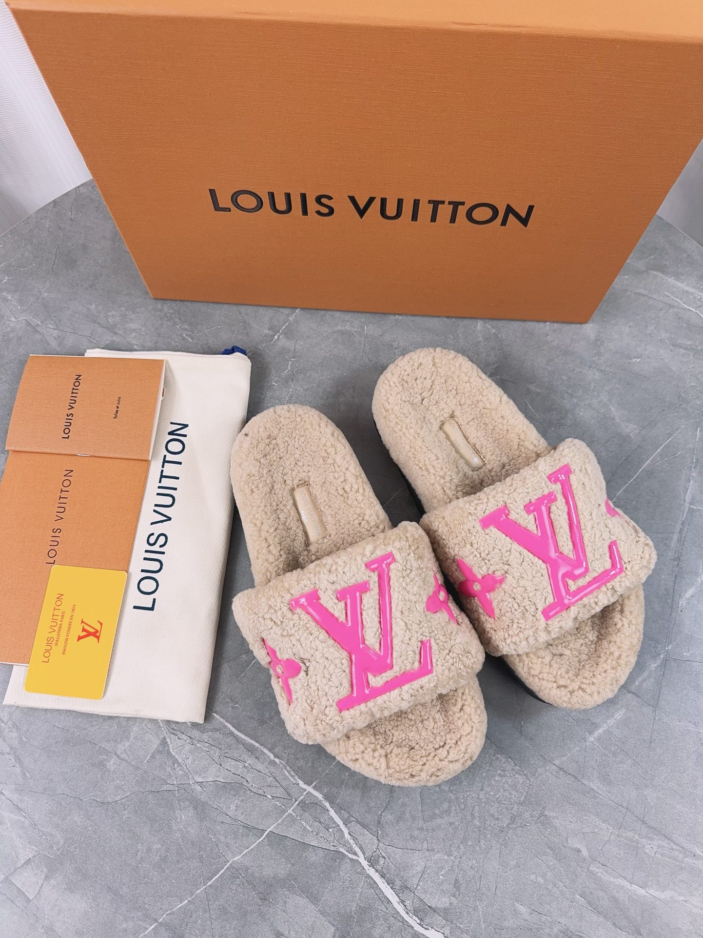 LV高仿女款毛毛拖鞋米色粉Logo時尚亮眼設計｜歐美奢侈品精品推薦