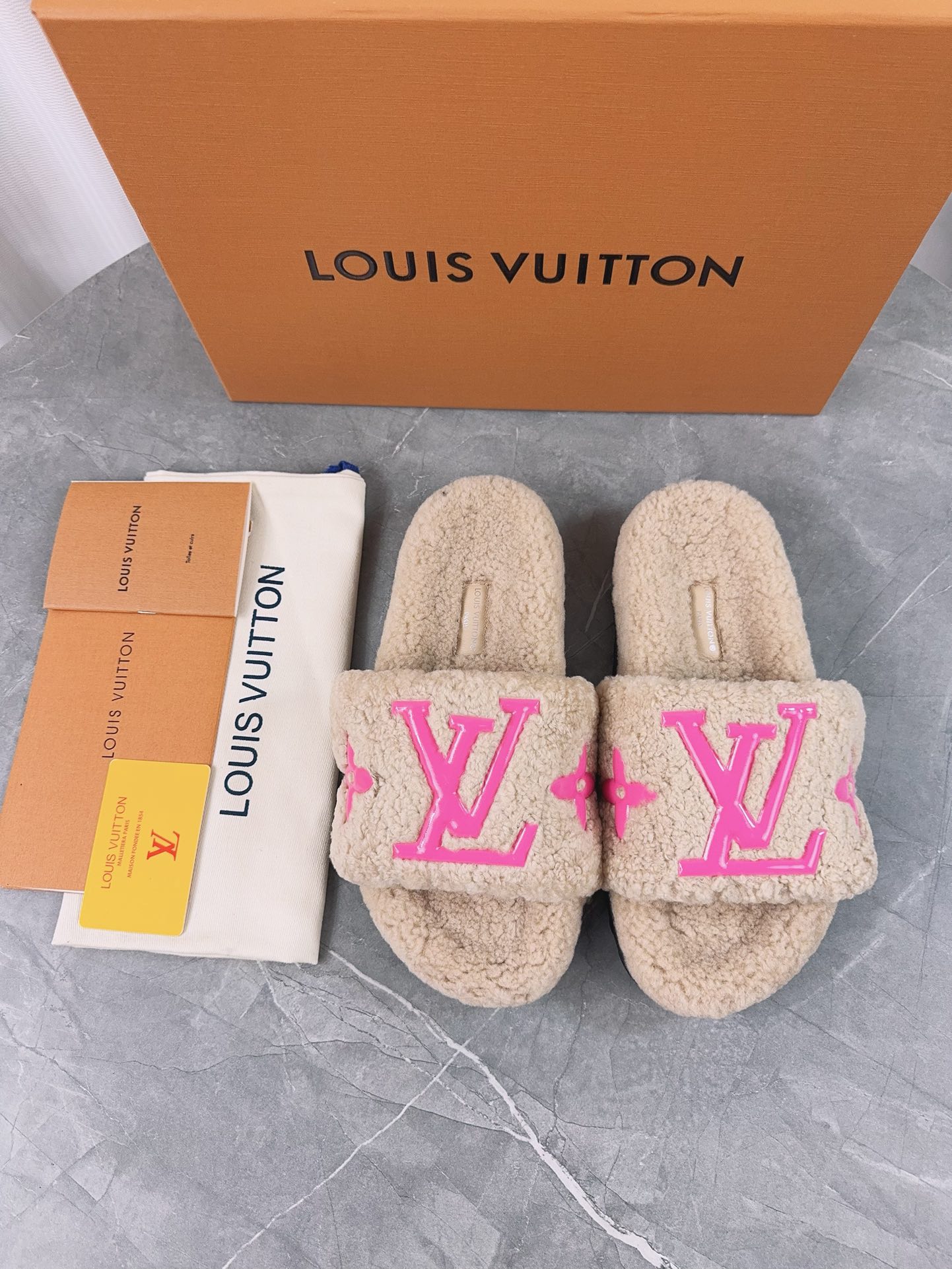 LV高仿女款毛毛拖鞋米色粉Logo時尚亮眼設計｜歐美奢侈品精品推薦