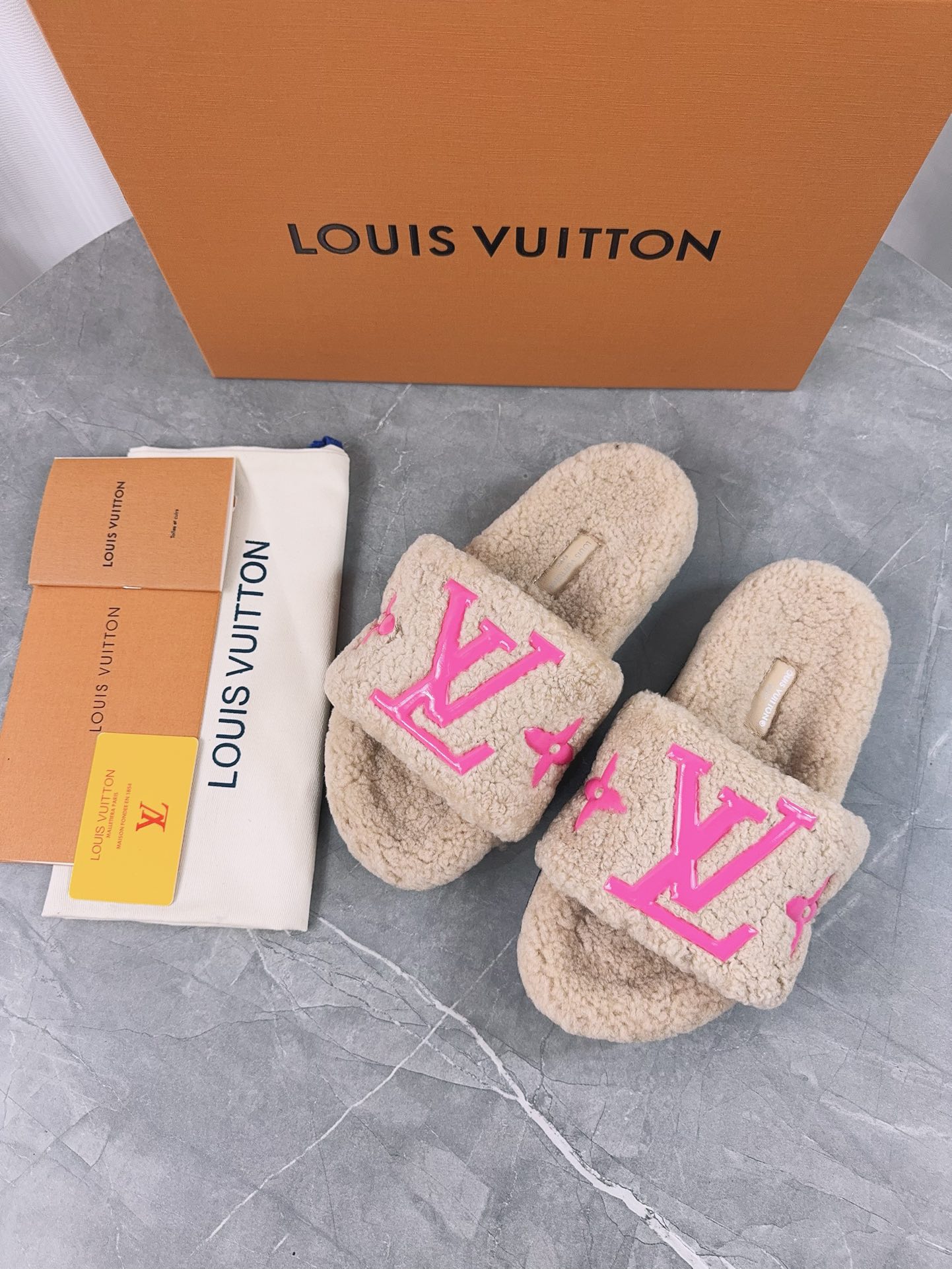 LV高仿女款毛毛拖鞋米色粉Logo時尚亮眼設計｜歐美奢侈品精品推薦